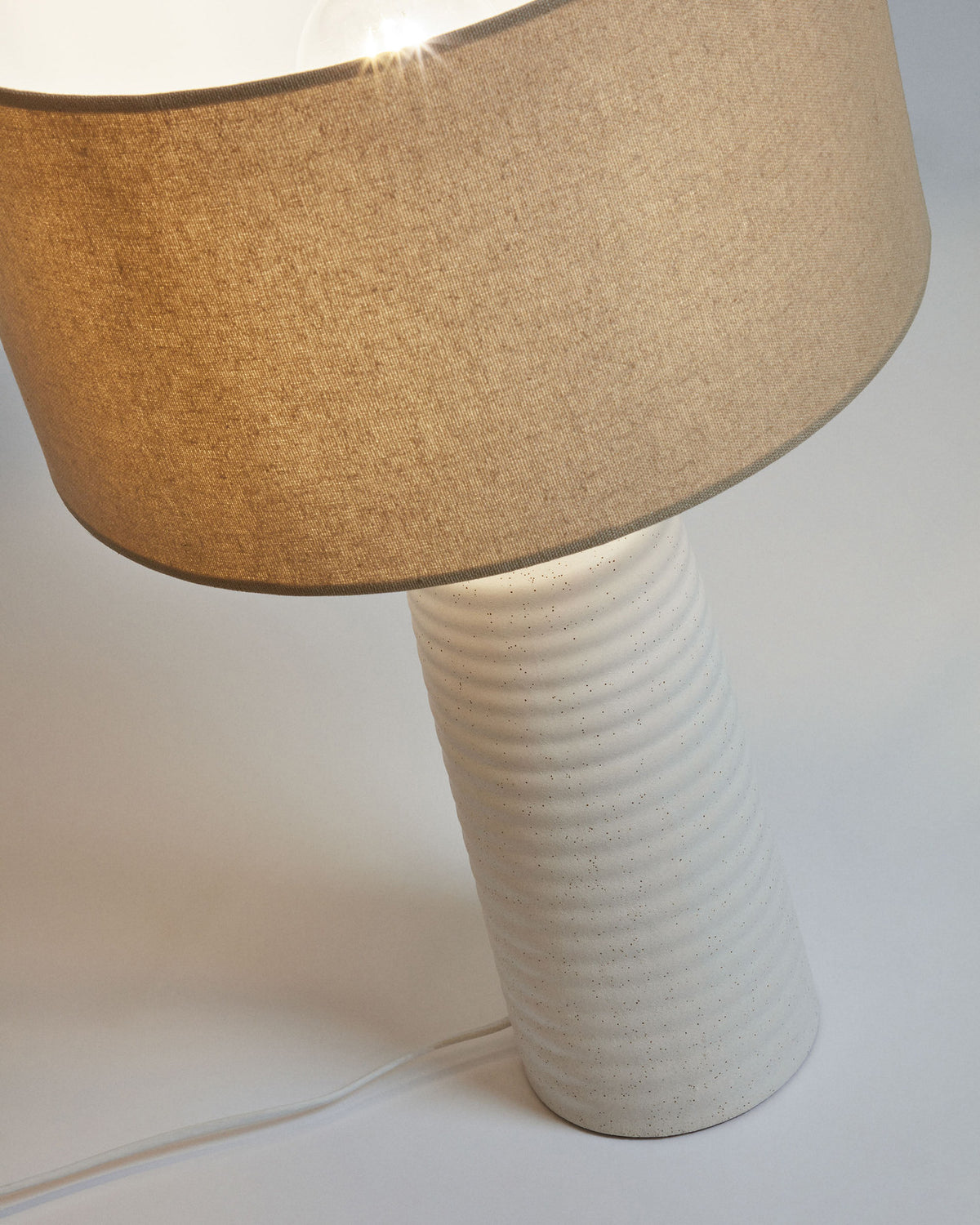 Tischlampe Mijal aus Keramik mit weissem Finish in Weiss präsentiert im Onlineshop von KAQTU Design AG. Tischleuchte ist von Kave Home
