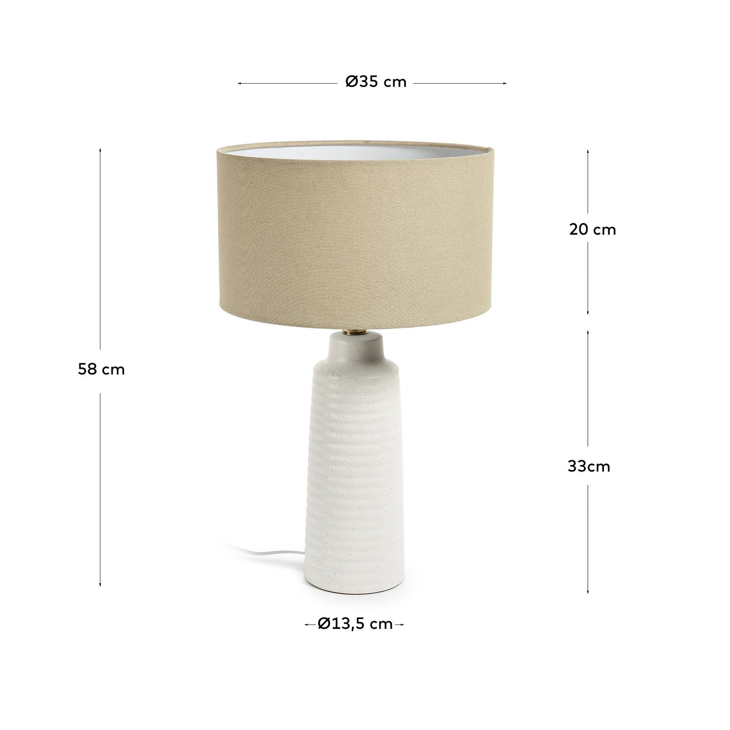 Elegante Tischlampe Mijal aus weißer Keramik von Kave Home. Perfekt für jeden Raum, vereint sie modernes Design mit funktionalem Licht.