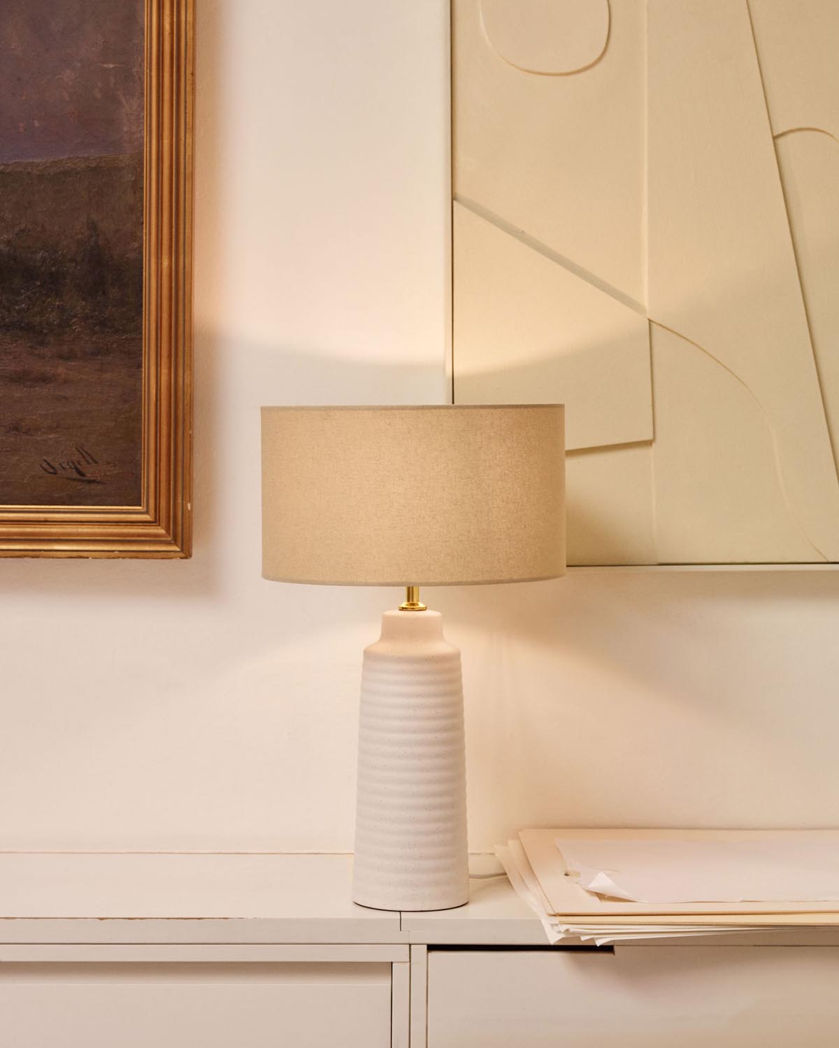 Stilvolle Keramik-Tischlampe Mijal in Weiss von Kave Home.