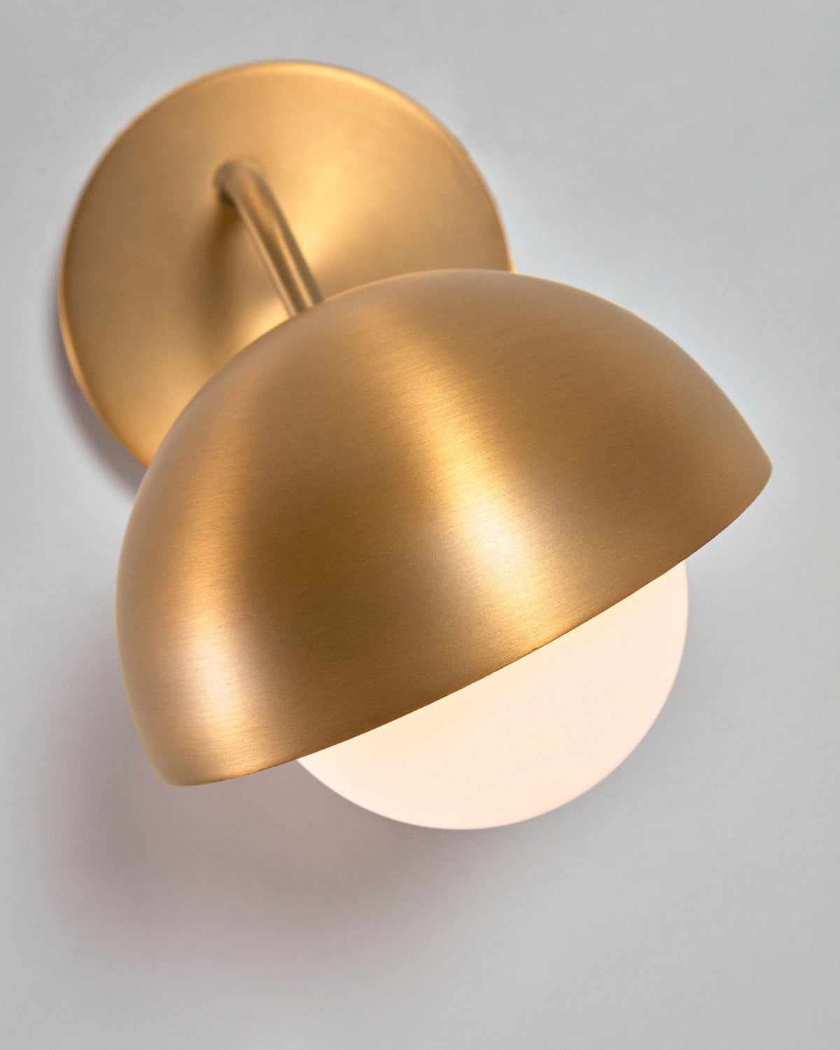 Lonela Wandleuchte aus Metall mit Messing-Finish in Gold präsentiert im Onlineshop von KAQTU Design AG. Wandleuchte ist von Kave Home