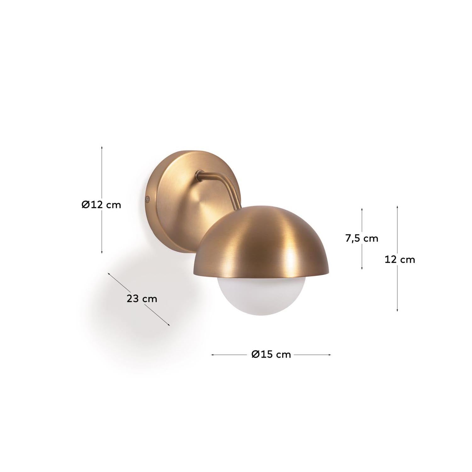 Stilvolle Lonela Wandleuchte aus Metall mit elegantem Messing-Finish von Kave Home. Perfekte Lichtquelle für jeden Raum.