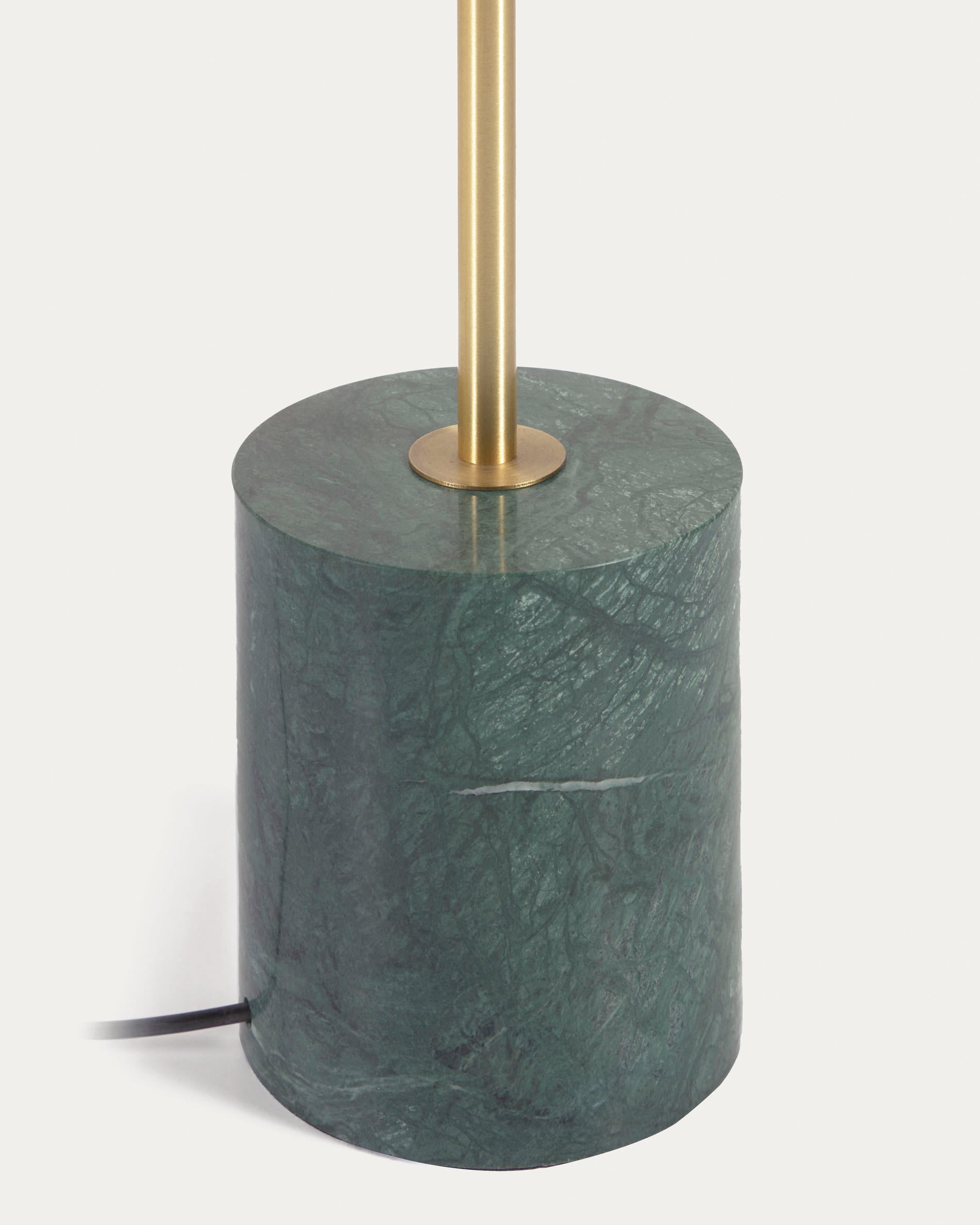 Elegante Lonela Stehlampe mit grünem Marmorfuß von Kave Home, ideal für stilvolle und moderne Wohnräume.