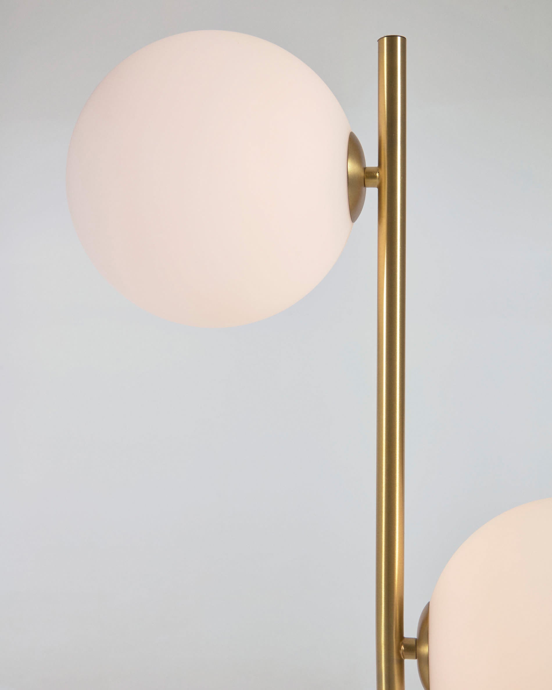 Luxuriöse Lonela Stehlampe von Kave Home, aus grünem Marmor und mattiertem Glas, ideal für einladende und stilvolle Wohnambiente.