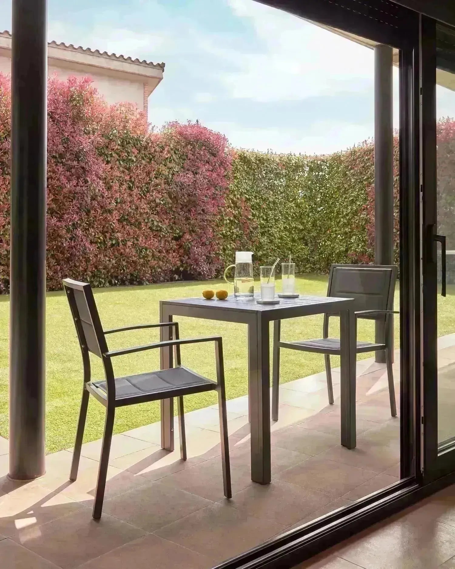 Moderner Sirley Gartentisch aus schwarzem Aluminium, 70x70 cm, ideal für stilvolle Außenbereiche und langlebige Nutzung.