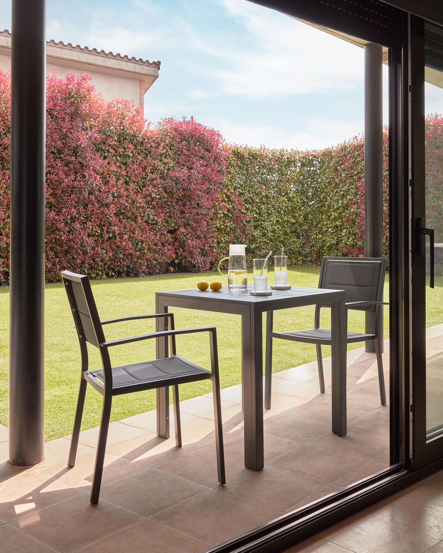 Eleganter Sirley Gartentisch aus robustem Aluminium mit edler Marmorplatte, 70 x 70 cm – perfekt für gemütliche Stunden im Freien.