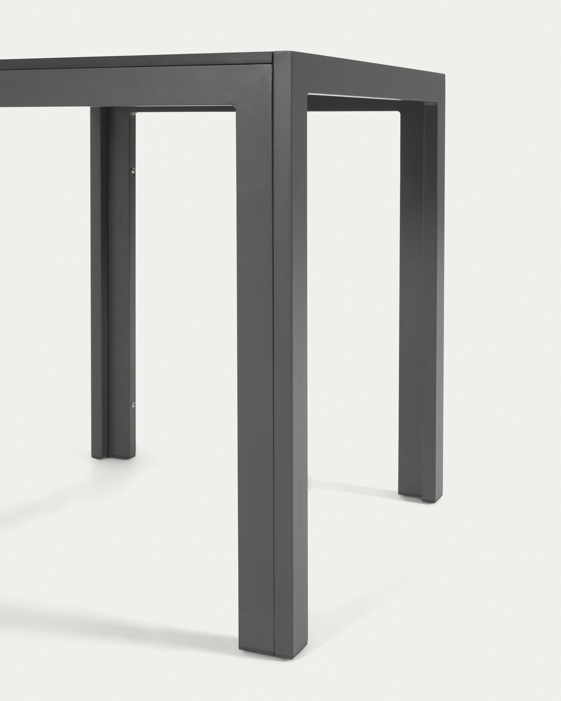 Stilvoller Sirley Gartentisch von Kave Home, 70 x 70 cm, aus langlebigem Aluminium und luxuriöser Marmorplatte – ideal für jeden Außenbereich.
