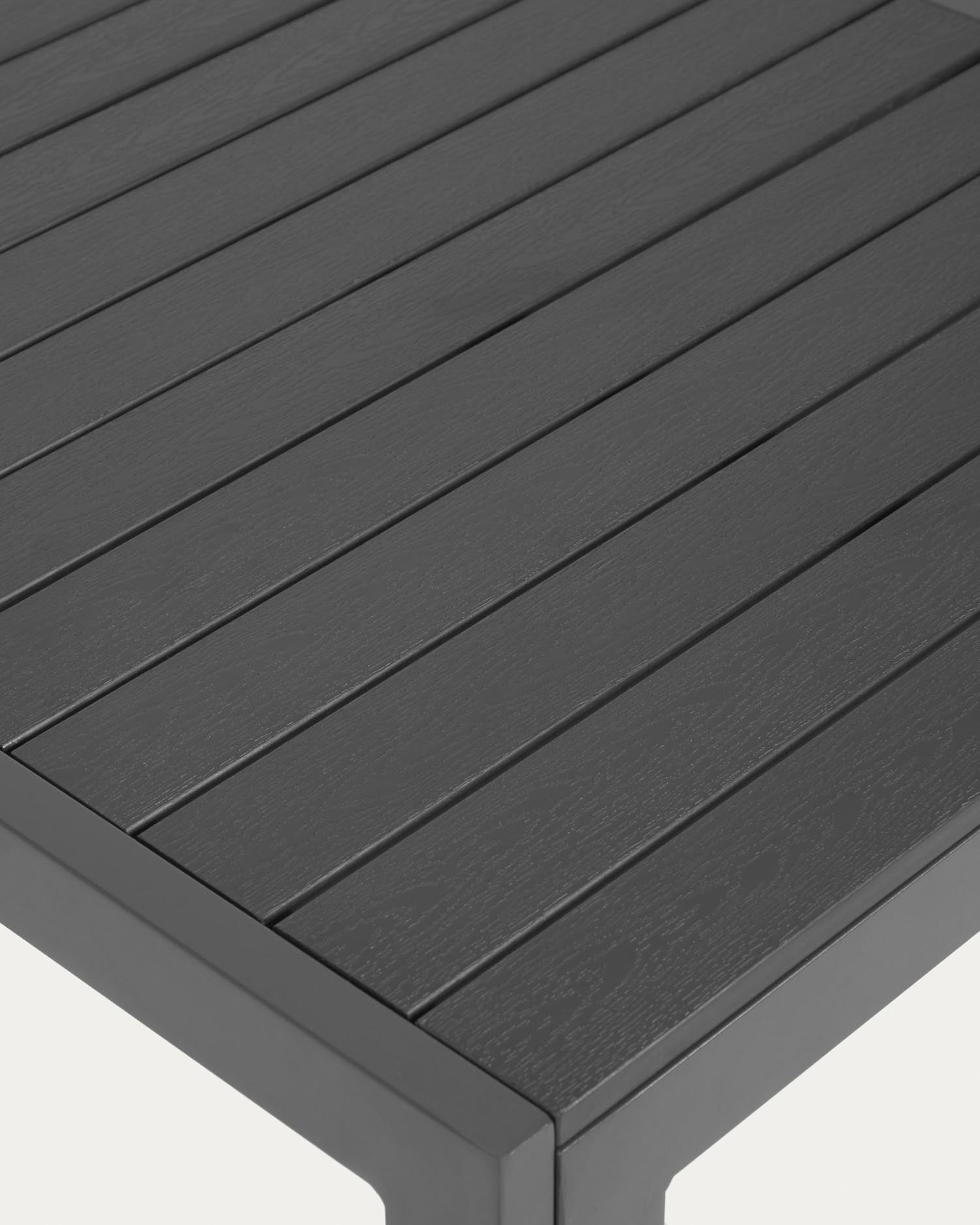 Eleganter Sirley Gartentisch von Kave Home, 70 x 70 cm, aus robustem Aluminium und edler Marmorplatte – perfekt für Terrasse und Garten.