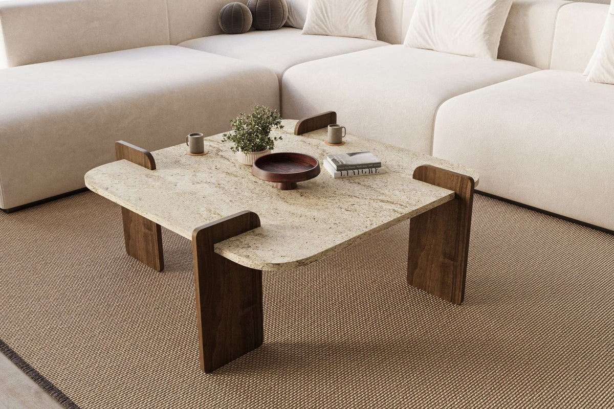 Couchtisch Afrolli von Hanah Home mit Platte in Travertin-Optik und Gestell in Nussbaum-Optik, quadratische Form, niedrige Höhe.