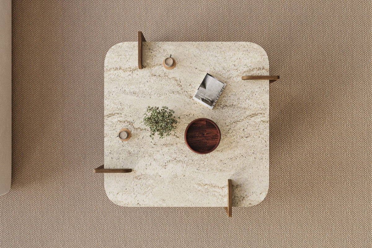 Couchtisch Afrolli von Hanah Home mit Platte in Travertin-Optik und Gestell in Nussbaum-Optik, quadratische Form, niedrige Höhe.