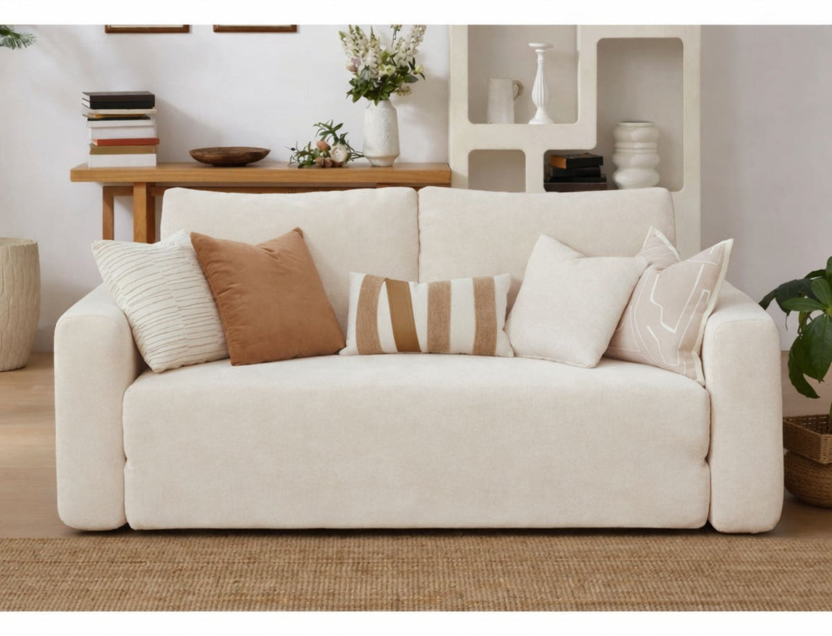 Cremefarbenes 2-Sitzer Schlafsofa Wello aus Bouclé-Stoff mit Armlehnen, gezeigt in aufgeklappter und geschlossener Sofa-Position.