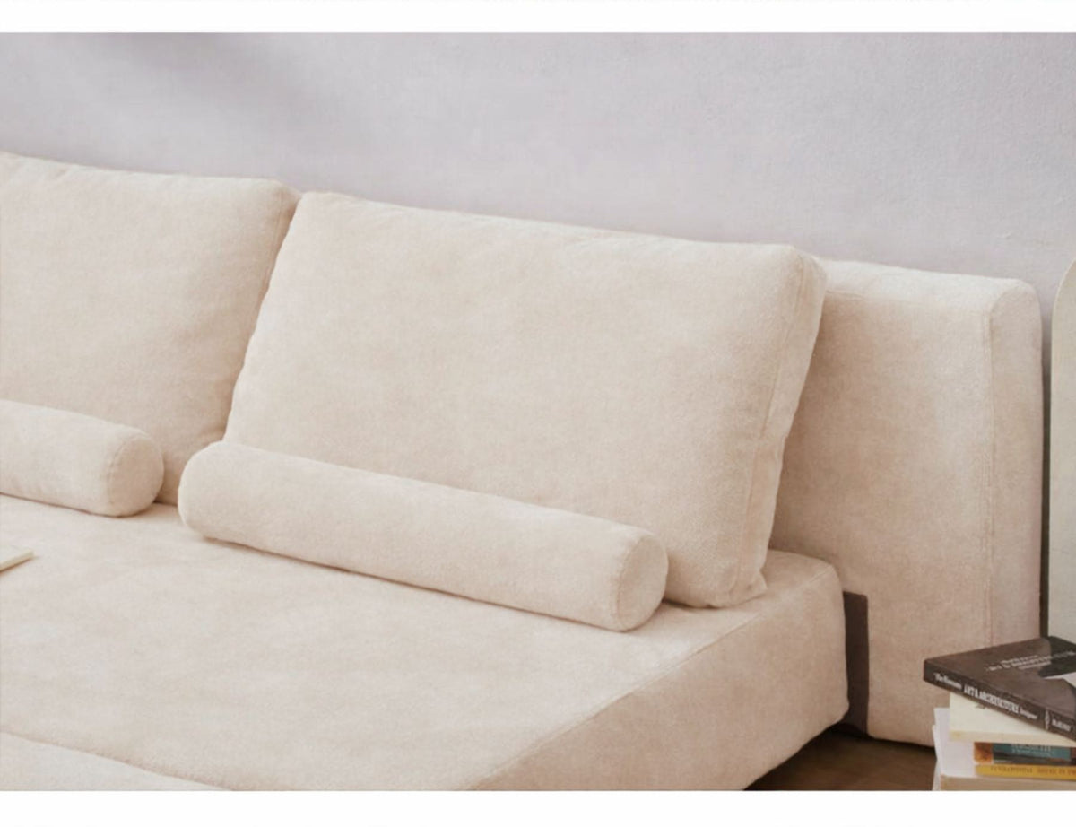 Cremefarbenes 2-Sitzer Schlafsofa Wello aus Bouclé-Stoff mit Armlehnen, gezeigt in aufgeklappter und geschlossener Sofa-Position.