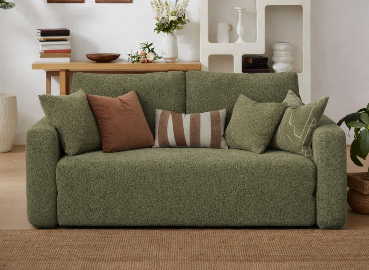 Grünes 2-Sitzer Schlafsofa Wello Doppel aus Bouclé-Stoff mit Armlehnen, kompakter Form und ausklappbarer Liegefläche, Hersteller Hanah Home.