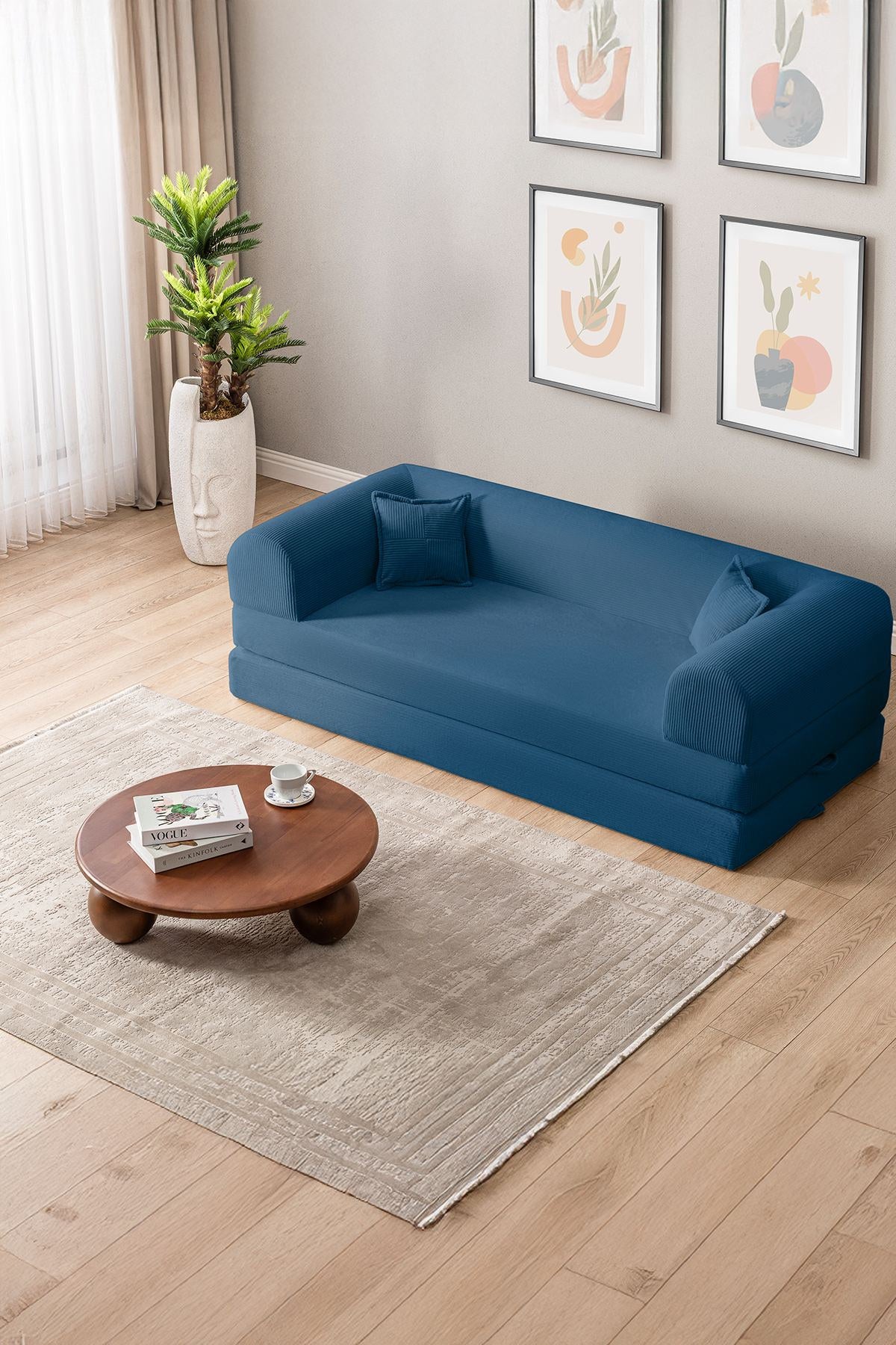 Blaues 3-Sitzer Schlafsofa Legom Eco aus geripptem Cord-Plüschstoff mit abnehmbarem Bezug und zwei losen Kissen, Sitzhöhe 36 cm.