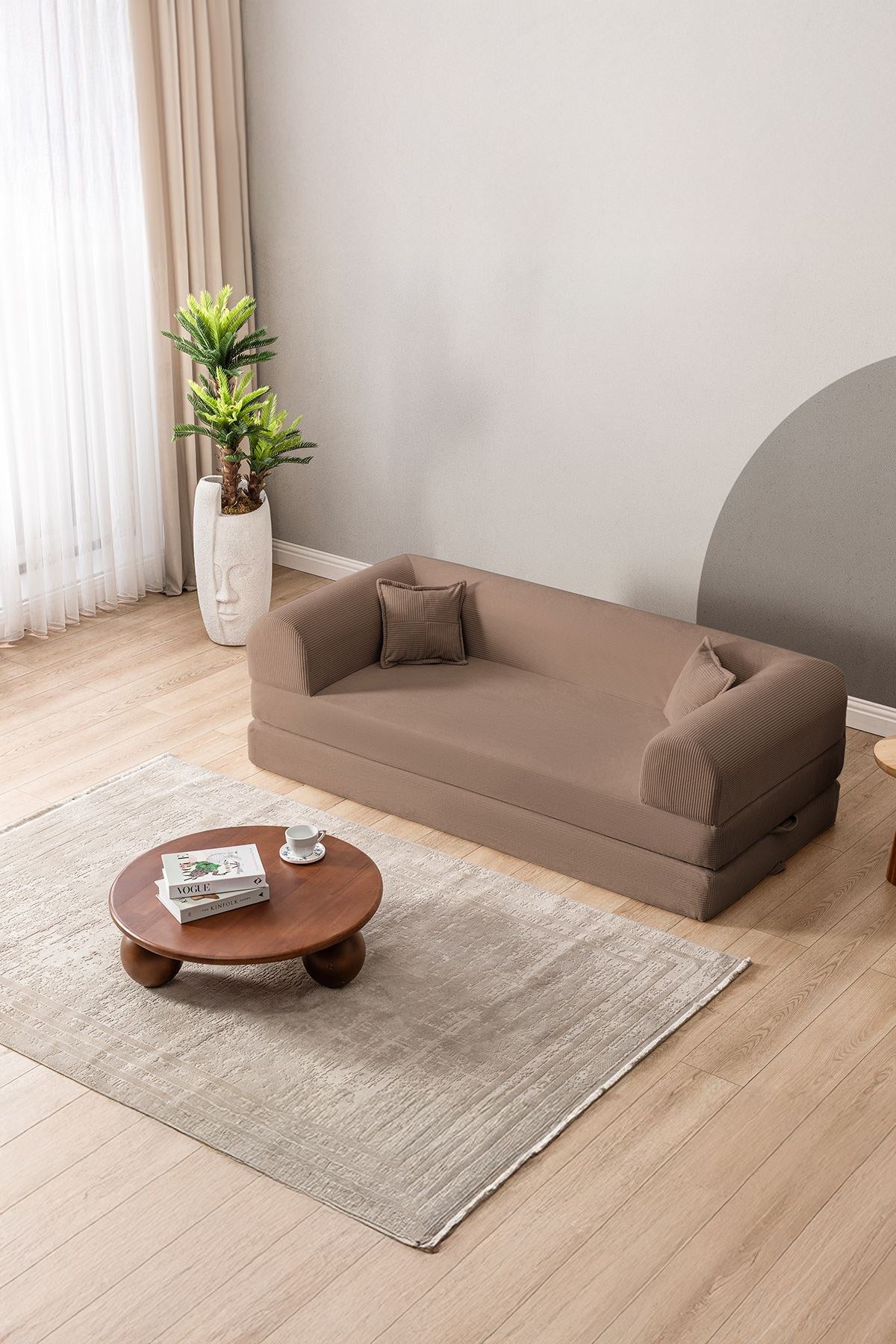 Beiges 3-Sitzer Schlafsofa aus geripptem Plüschstoff mit zwei Kissen, rutschfester Sohle und klar gerader Formgebung.