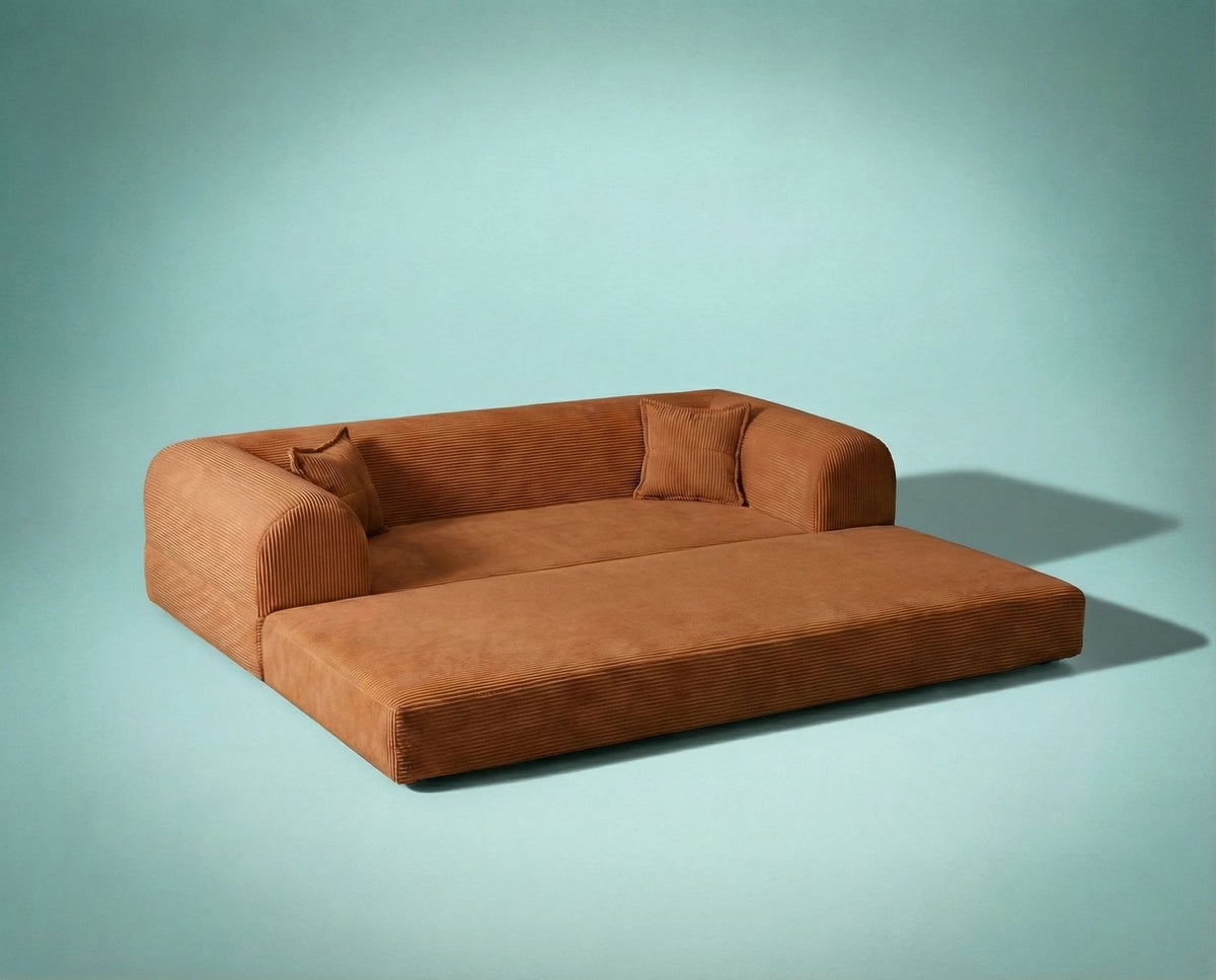 Orangefarbenes 3-Sitzer Schlafsofa aus geripptem Plüschstoff mit zwei Kissen, Rollpack-Design und rutschfester Sohle, Frontalansicht.