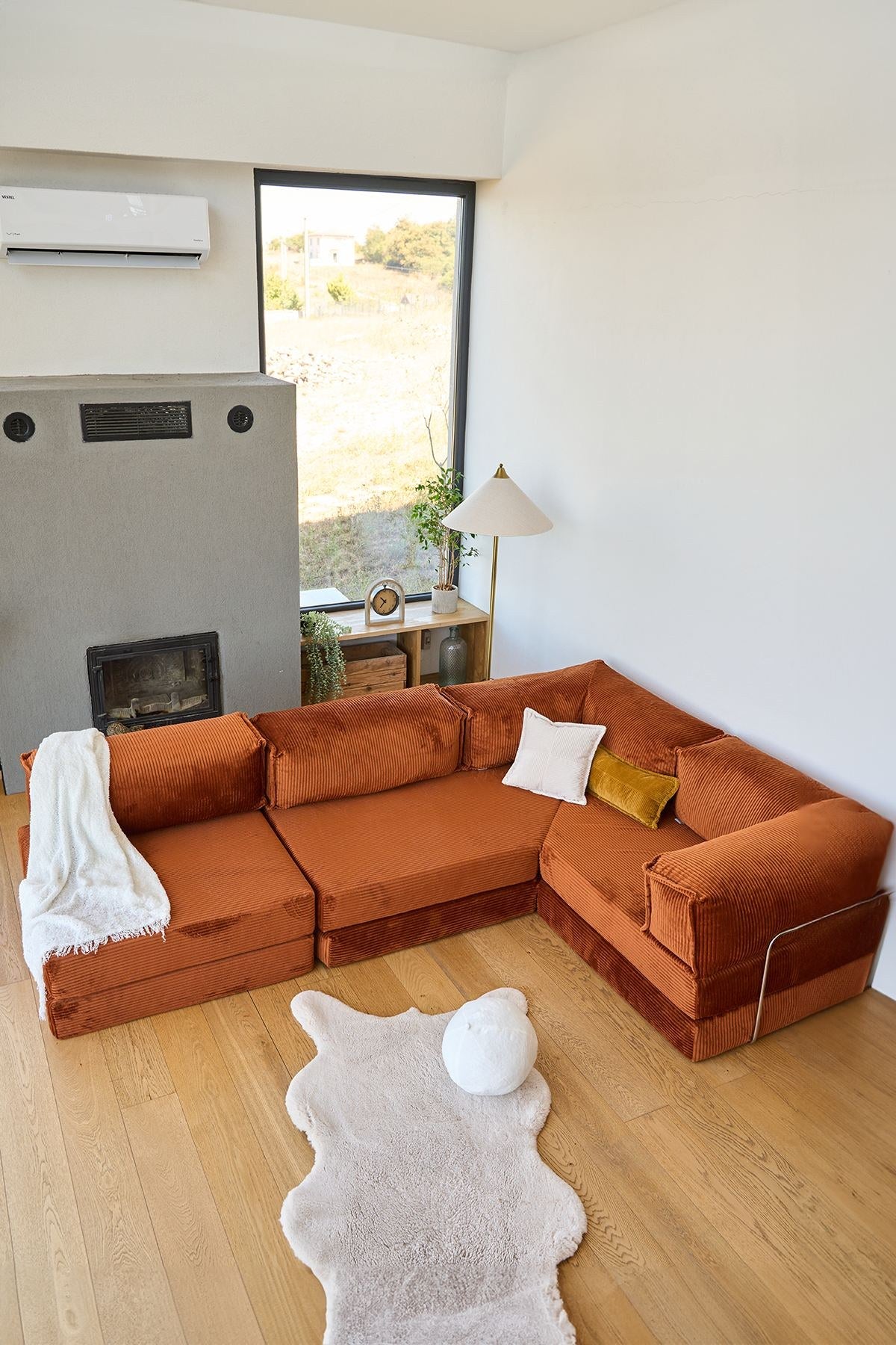 Ziegelrotes Ecksofa-Bett aus geripptem Cord-Plüschstoff mit vier Kissen, abnehmbarem Bezug und Roll-Pack-Funktion von Hanah Home.