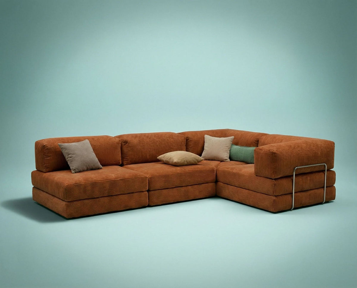 Ziegelrotes Ecksofa-Bett aus geripptem Cord-Plüschstoff mit vier Kissen, abnehmbarem Bezug und Roll-Pack-Funktion von Hanah Home.