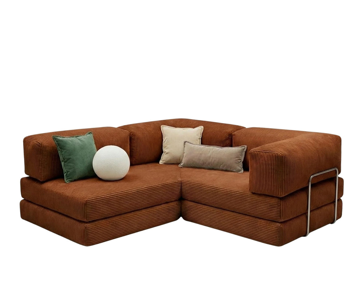 Ziegelrotes Ecksofa-Bett aus geripptem Cord-Plüschstoff mit vier Kissen, abnehmbarem Bezug und Roll-Pack-Funktion von Hanah Home.