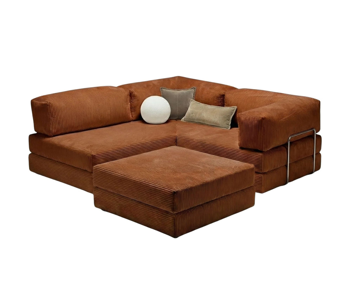 Ziegelrotes Ecksofa-Bett aus geripptem Cord-Plüschstoff mit vier Kissen, abnehmbarem Bezug und Roll-Pack-Funktion von Hanah Home.