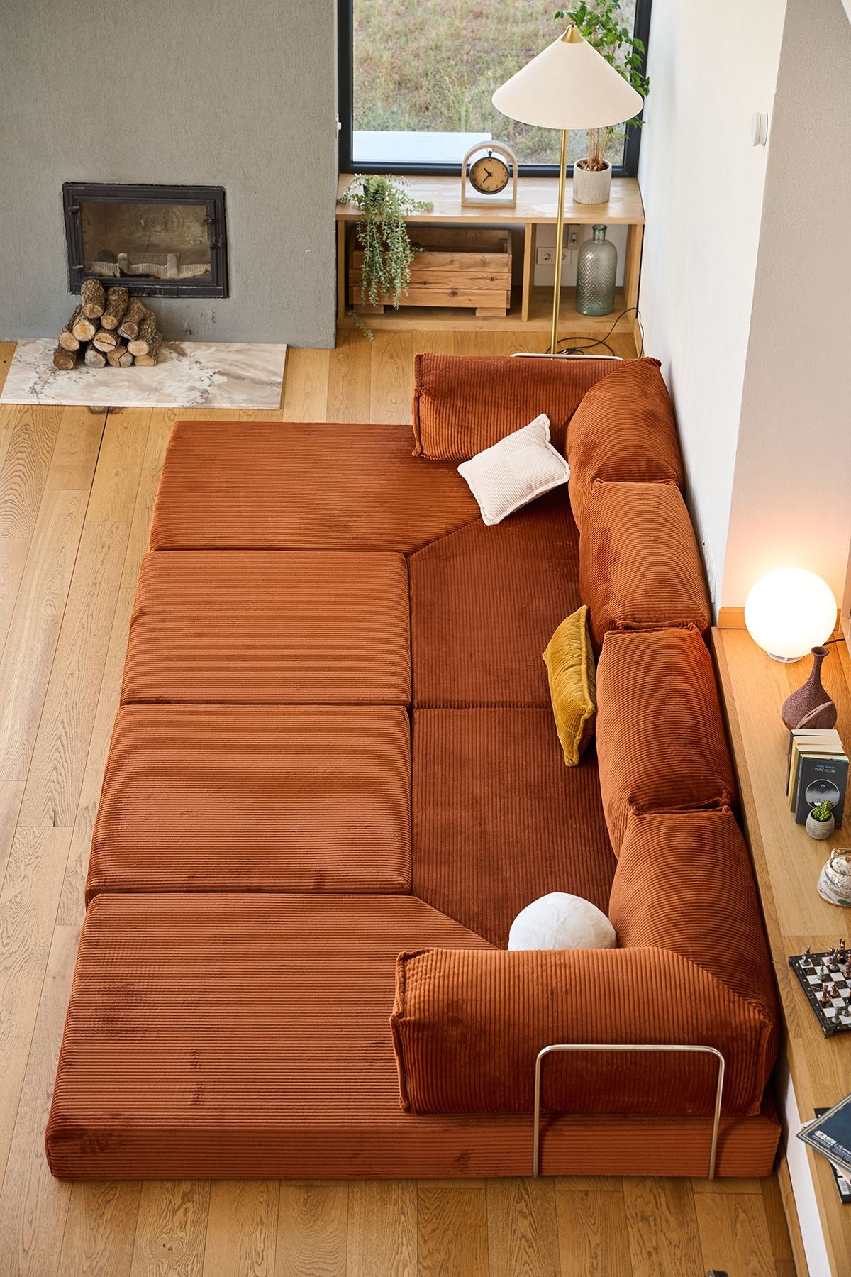 Ziegelrotes Ecksofa-Bett aus geripptem Cord-Plüschstoff mit vier Kissen, abnehmbarem Bezug und Roll-Pack-Funktion von Hanah Home.