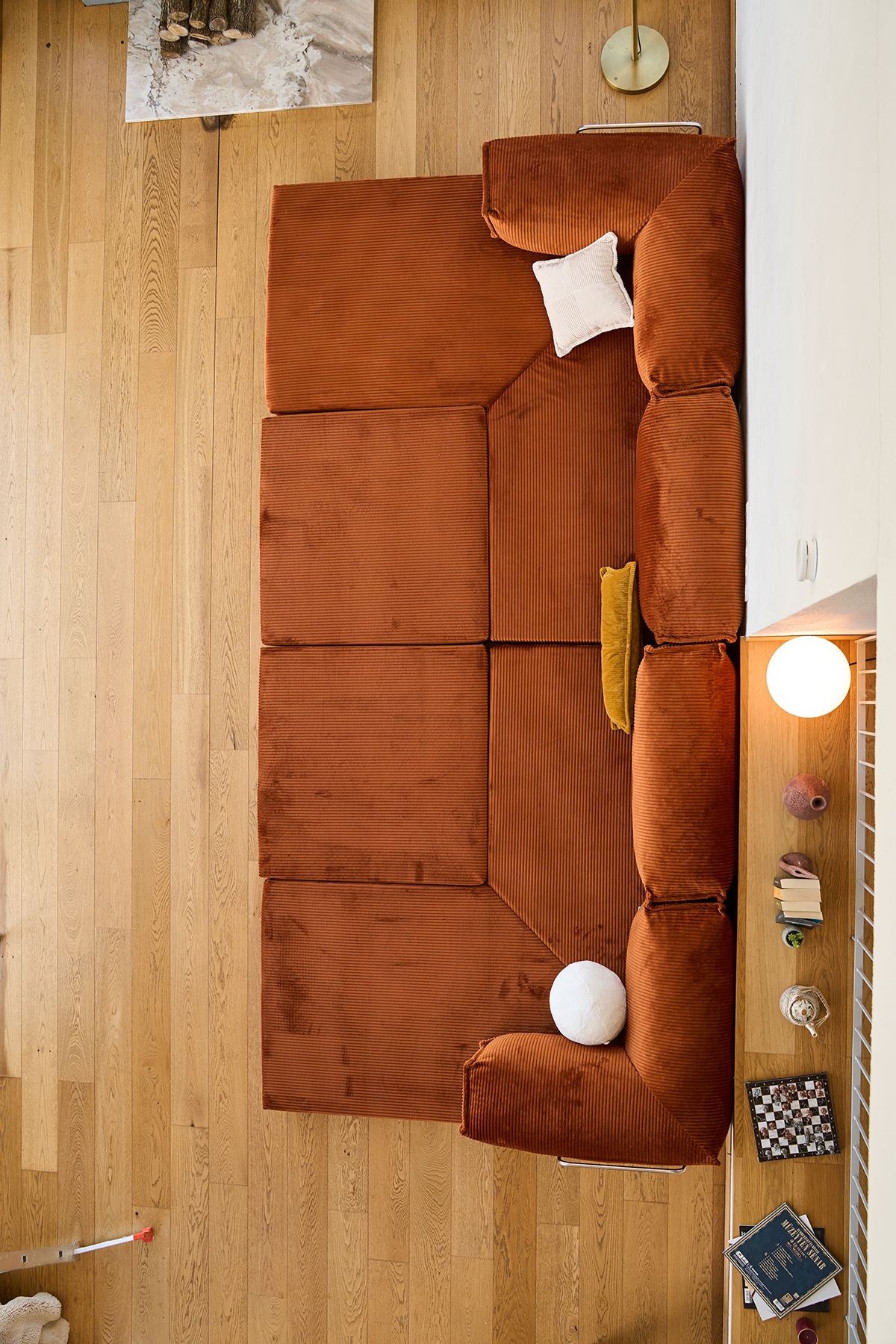 Ziegelrotes Ecksofa-Bett aus geripptem Cord-Plüschstoff mit vier Kissen, abnehmbarem Bezug und Roll-Pack-Funktion von Hanah Home.