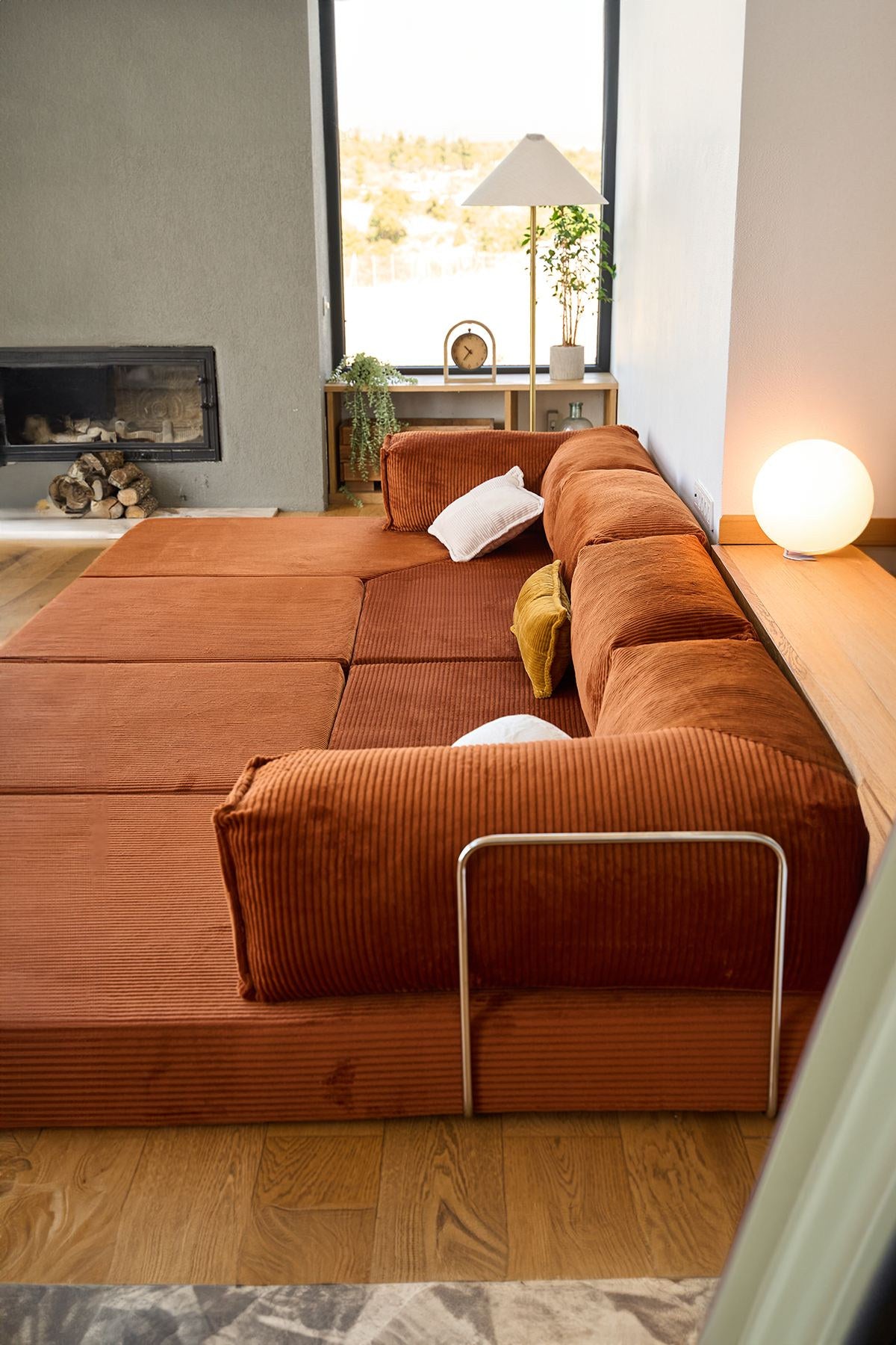 Ziegelrotes Ecksofa-Bett aus geripptem Cord-Plüschstoff mit vier Kissen, abnehmbarem Bezug und Roll-Pack-Funktion von Hanah Home.