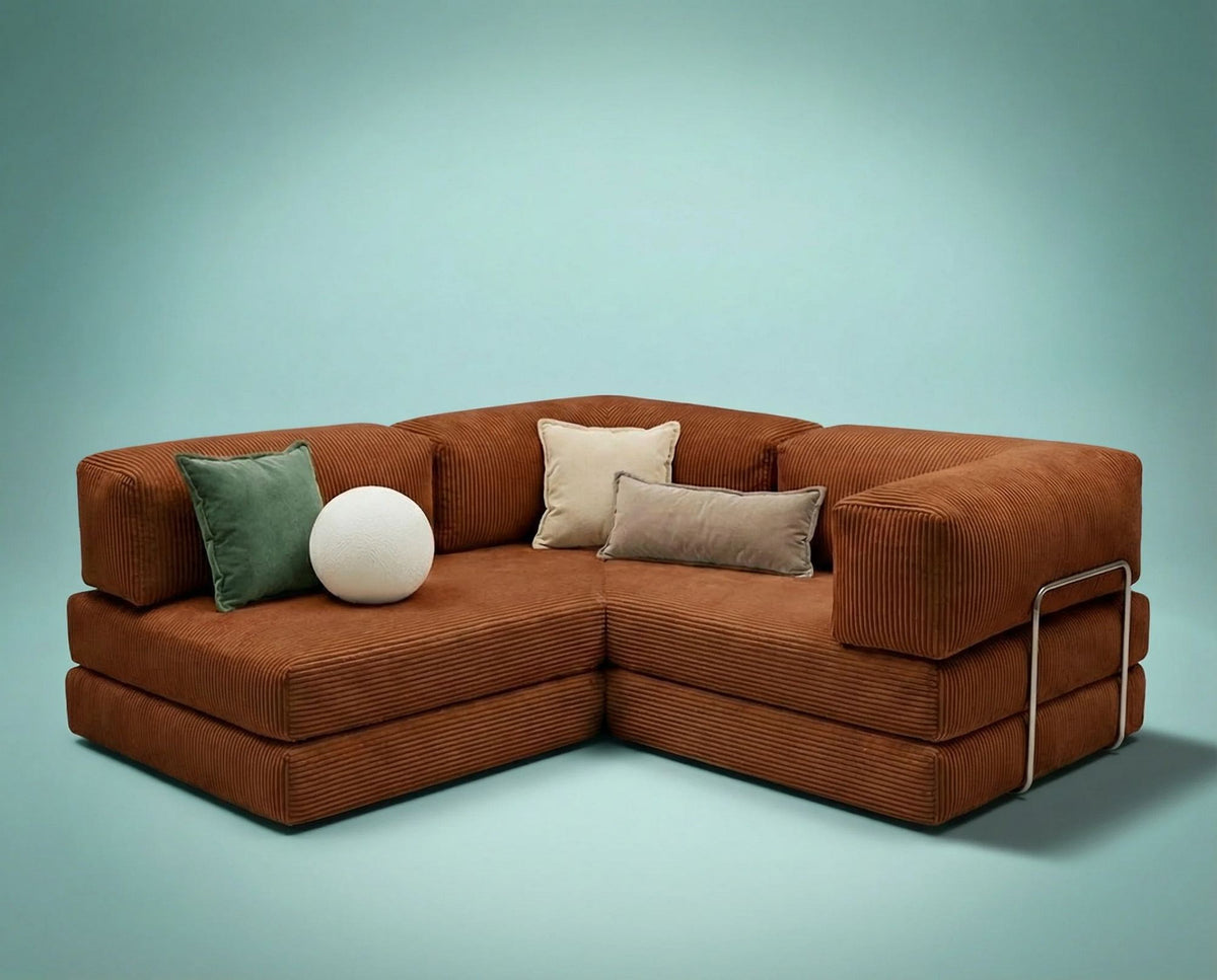 Ziegelrotes Ecksofa-Bett aus geripptem Cord-Plüschstoff mit vier Kissen, abnehmbarem Bezug und Roll-Pack-Funktion von Hanah Home.