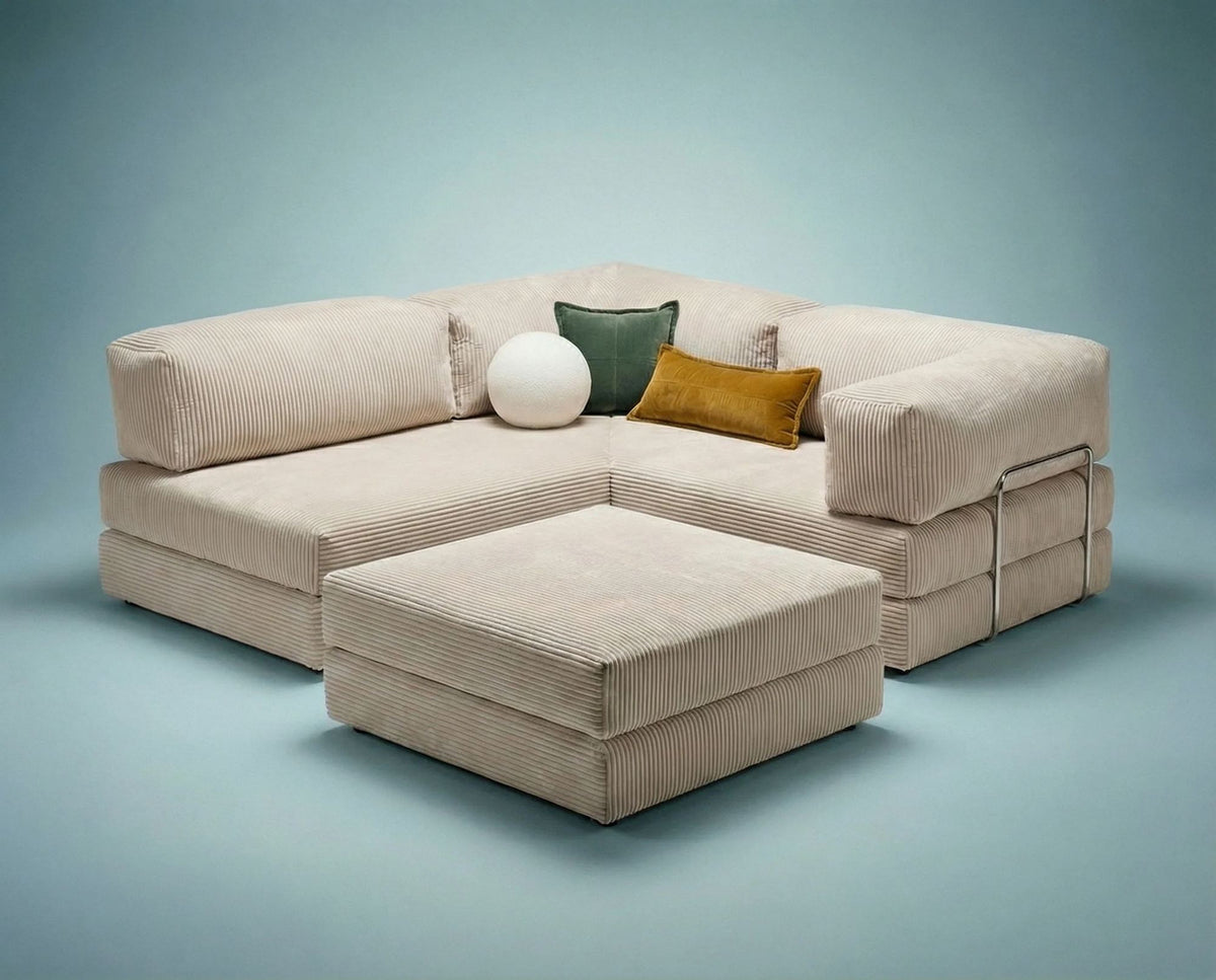 Cremefarbenes Eck-Schlafsofa aus Cord-Plüschstoff mit vier Kissen, rutschfester Sohle und abnehmbarem Bezug, Frontalansicht auf hellem Untergrund.