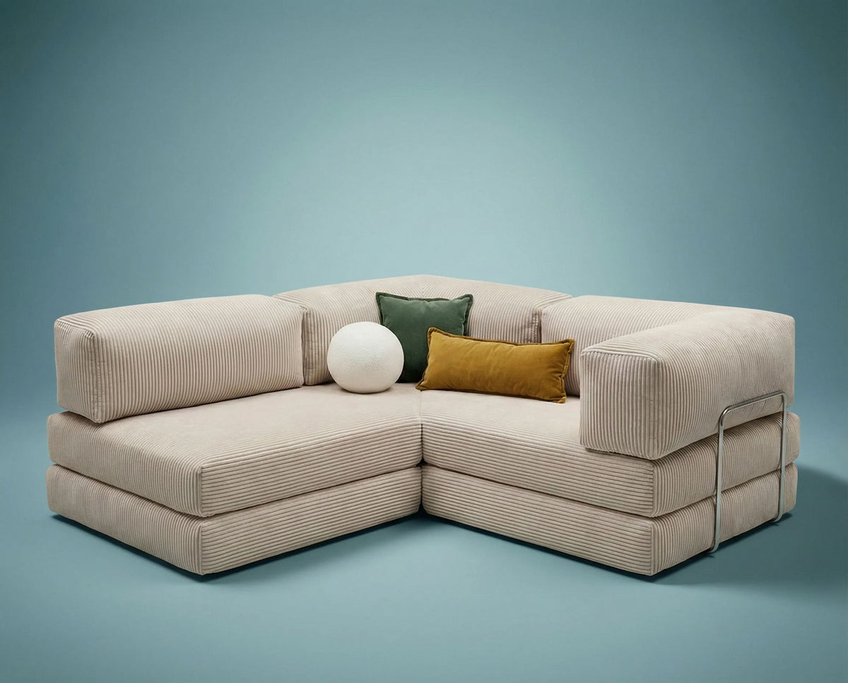 Cremefarbenes Eck-Schlafsofa aus Cord-Plüschstoff mit vier Kissen, rutschfester Sohle und abnehmbarem Bezug, Frontalansicht auf hellem Untergrund.