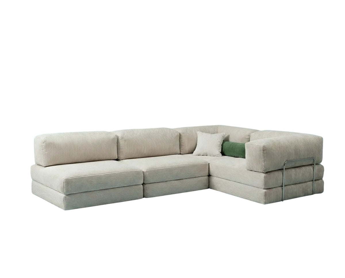 Cremefarbenes Eck-Schlafsofa aus Cord-Plüschstoff mit vier Kissen, rutschfester Sohle und abnehmbarem Bezug, Frontalansicht auf hellem Untergrund.