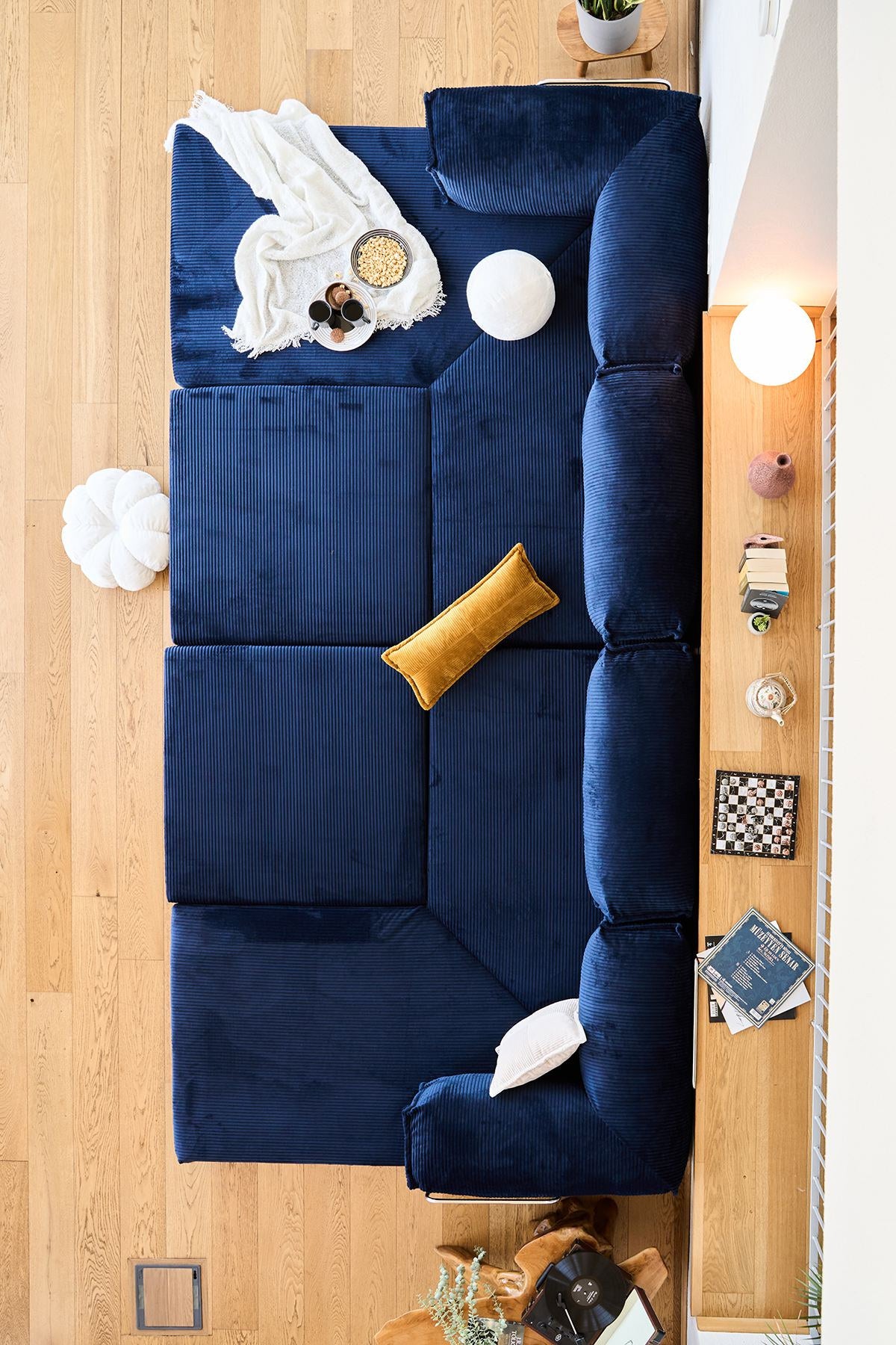 Marineblaues Eck-Schlafsofa aus Cord-Plüschstoff mit vier Kissen, Rollpack-Verpackung und abnehmbarem, waschbarem Bezug.