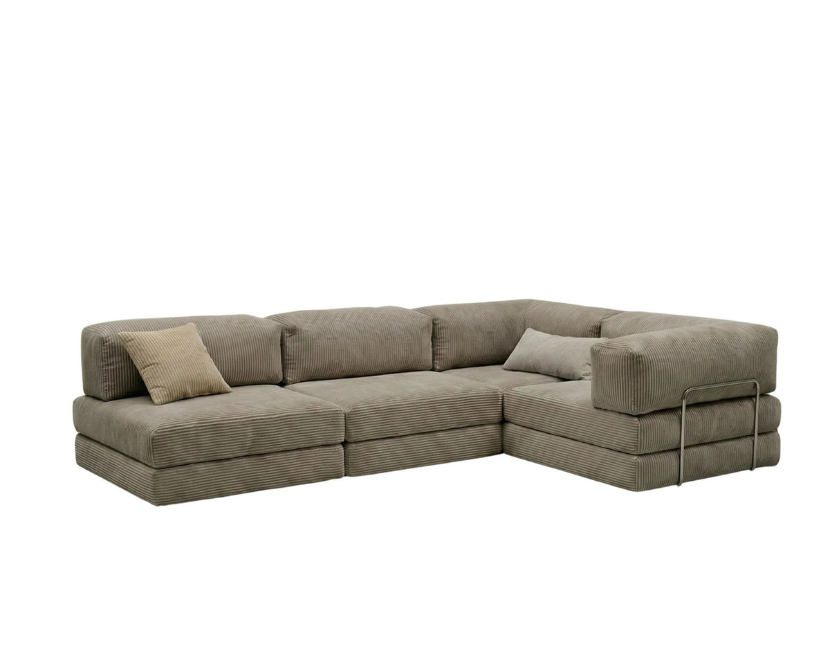Beiges Eck-Schlafsofa Kanyon von Hanah Home aus geripptem Cord-Plüschstoff, L-Form mit vier Kissen, auf hellem Untergrund fotografiert.