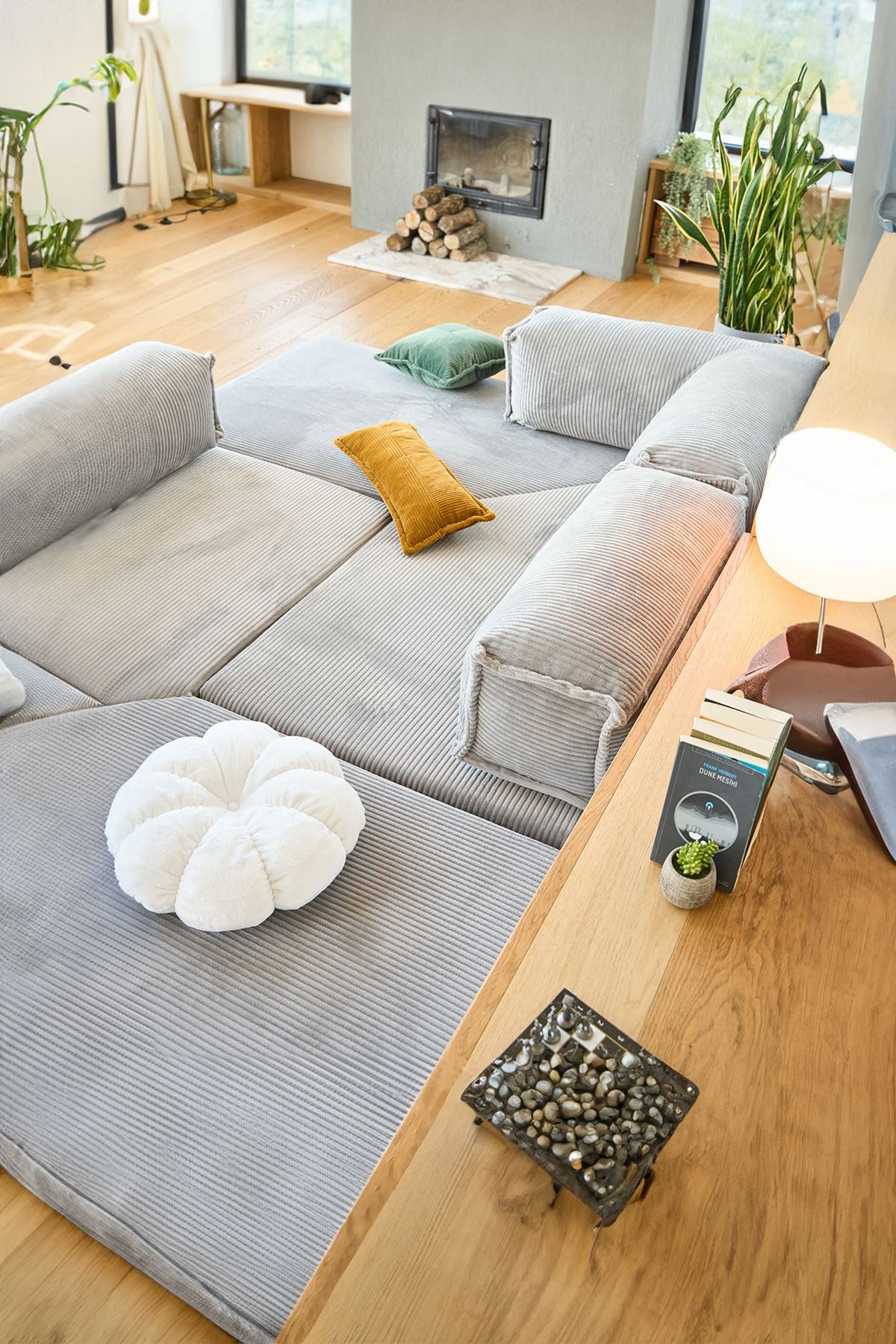 Hellgraues Eck-Schlafsofa Kanyon von Hanah Home aus Cord-Plüschstoff mit vier Kissen, Ecksofa-Form, Sitzhöhe 36 cm.