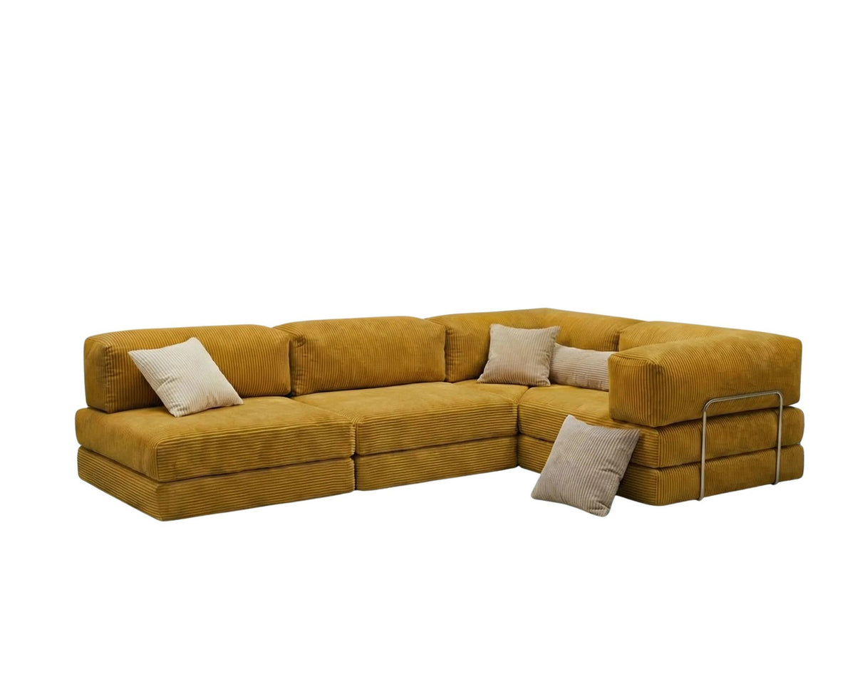 Senfgelbes Eck-Schlafsofa Kanyon von Hanah Home aus geripptem Cord-Plüschstoff mit vier Kissen und rutschfester Sohle.