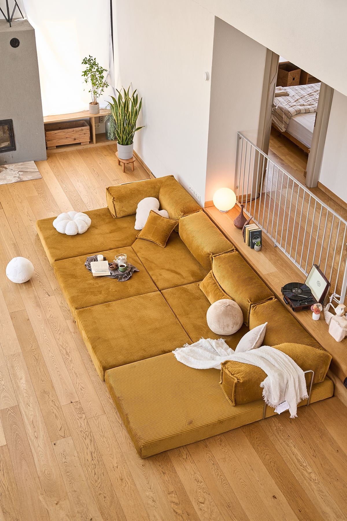 Senfgelbes Eck-Schlafsofa Kanyon von Hanah Home aus geripptem Cord-Plüschstoff mit vier Kissen und rutschfester Sohle.