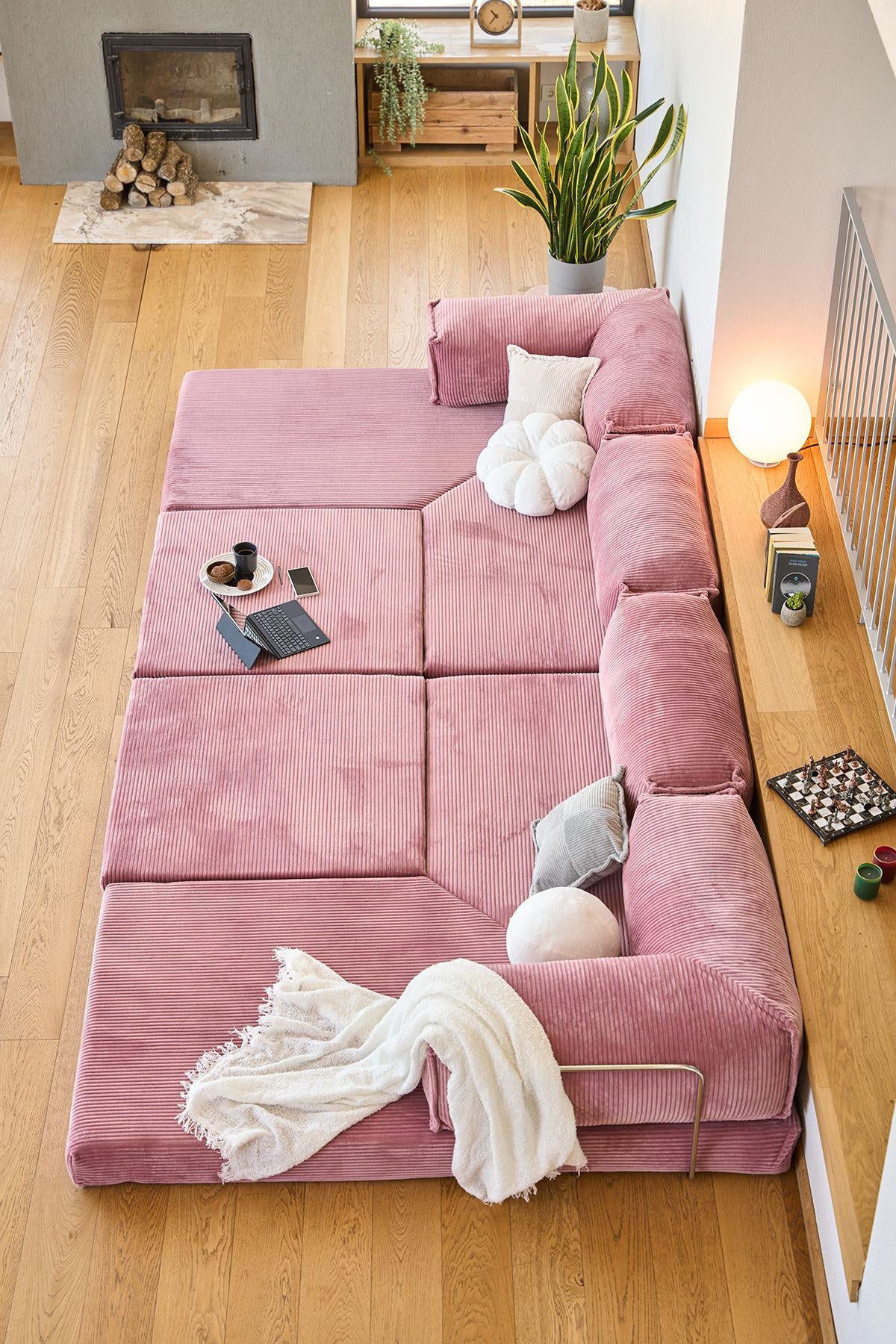 Rosafarbenes Eck-Schlafsofa aus Cord-Plüschstoff mit vier Kissen, abnehmbarem Bezug und rutschfester Sohle, Grösse 300x100 cm.