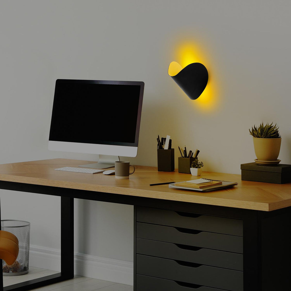 Heybe Wandleuchte - Schwarz in Schwarz präsentiert im Onlineshop von KAQTU Design AG. Wandleuchte ist von Opviq