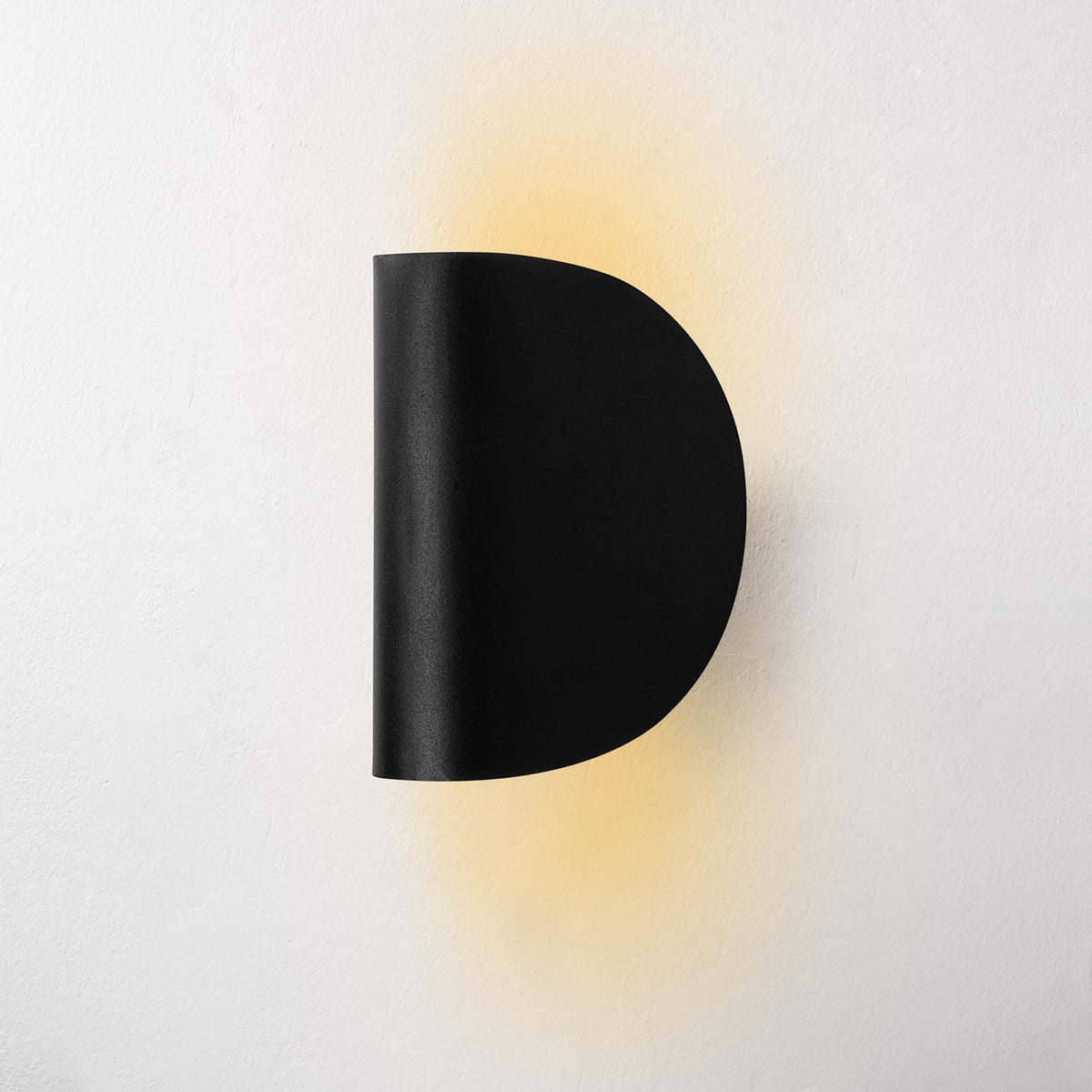 Heybe Wandleuchte - Schwarz in Schwarz präsentiert im Onlineshop von KAQTU Design AG. Wandleuchte ist von Opviq
