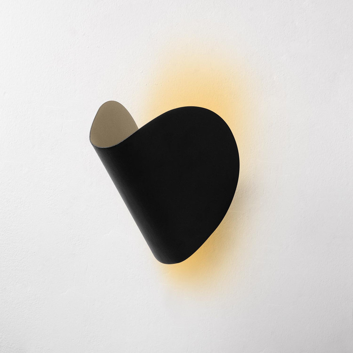Heybe Wandleuchte - Schwarz in Schwarz präsentiert im Onlineshop von KAQTU Design AG. Wandleuchte ist von Opviq