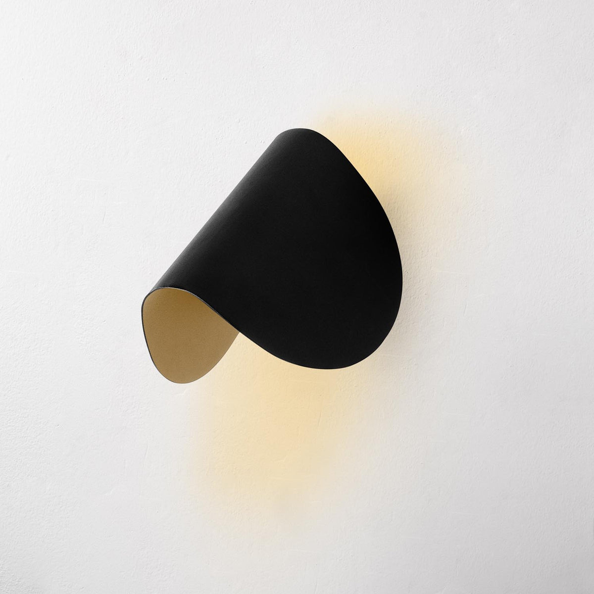 Heybe Wandleuchte - Schwarz in Schwarz präsentiert im Onlineshop von KAQTU Design AG. Wandleuchte ist von Opviq