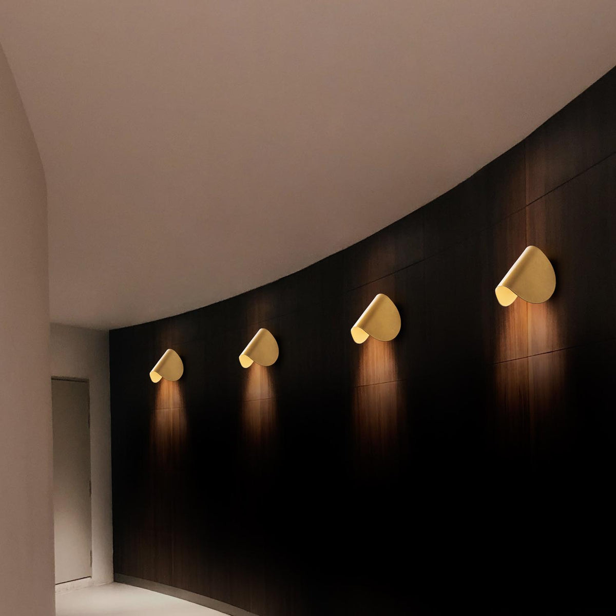 Heybe Wandleuchte - Gold in Gold präsentiert im Onlineshop von KAQTU Design AG. Wandleuchte ist von Opviq