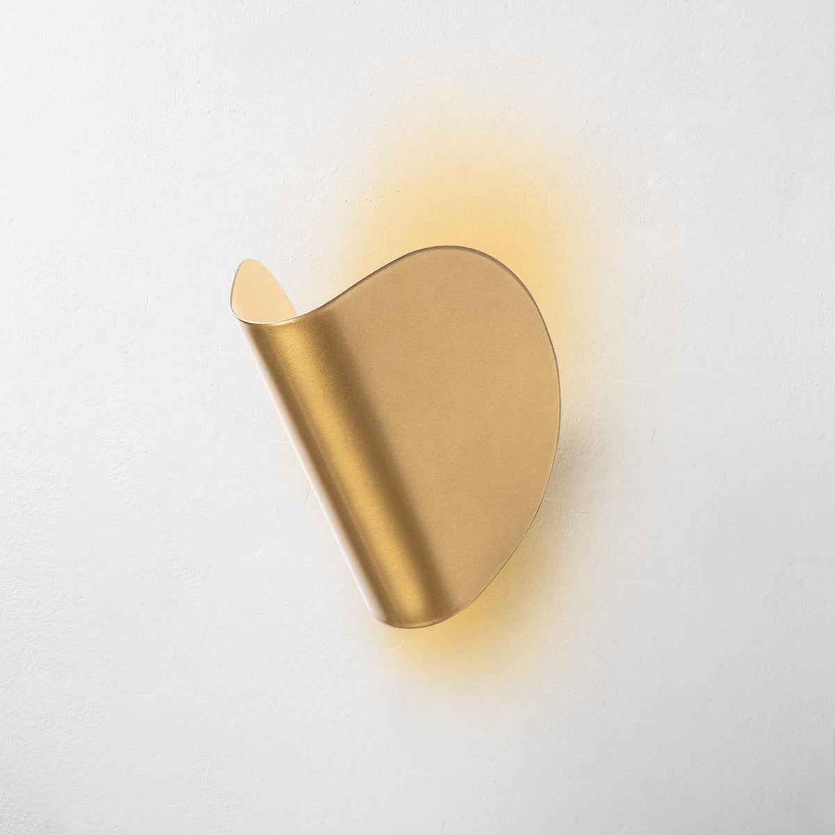 Heybe Wandleuchte - Gold in Gold präsentiert im Onlineshop von KAQTU Design AG. Wandleuchte ist von Opviq