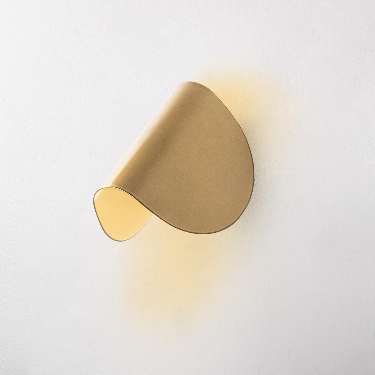 Heybe Wandleuchte - Gold in Gold präsentiert im Onlineshop von KAQTU Design AG. Wandleuchte ist von Opviq