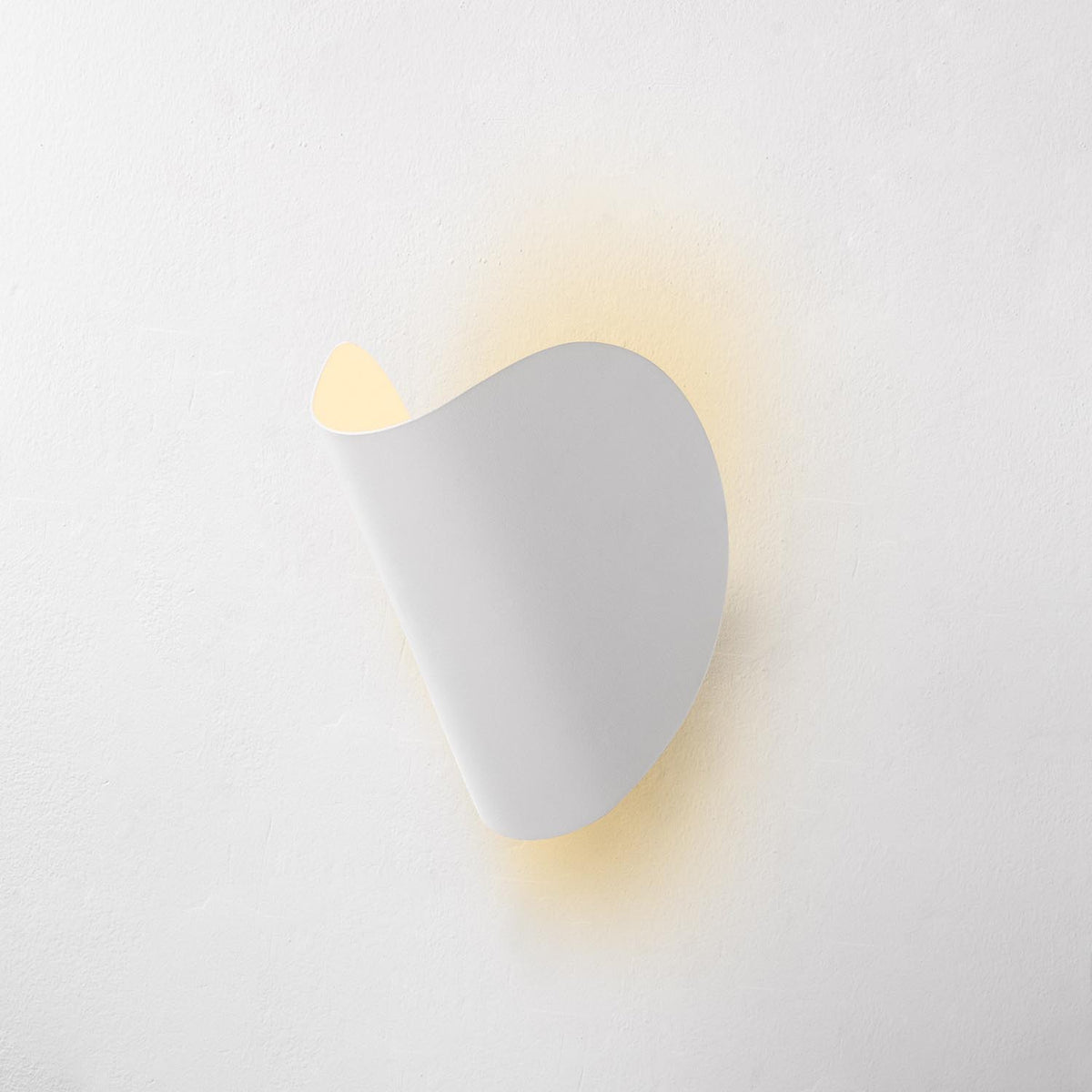 Heybe Wandleuchte - Chrome in Chrome präsentiert im Onlineshop von KAQTU Design AG. Wandleuchte ist von Opviq