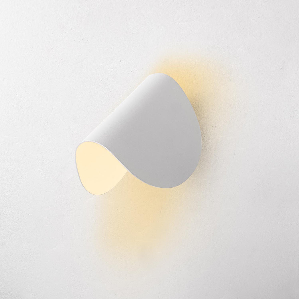 Heybe Wandleuchte - Chrome in Chrome präsentiert im Onlineshop von KAQTU Design AG. Wandleuchte ist von Opviq