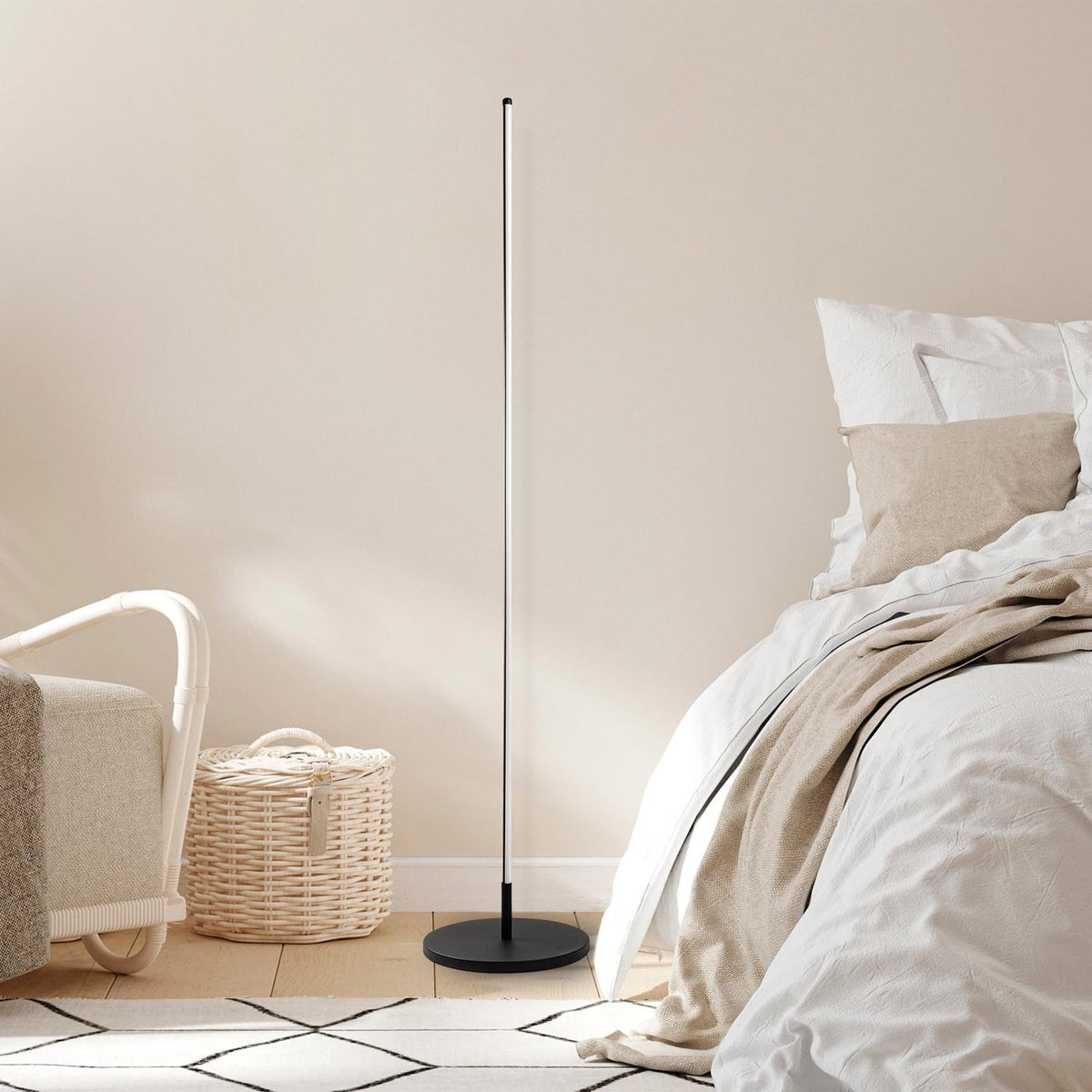 Only Stehleuchte - Schwarz in Schwarz präsentiert im Onlineshop von KAQTU Design AG. Stehleuchte ist von Opviq