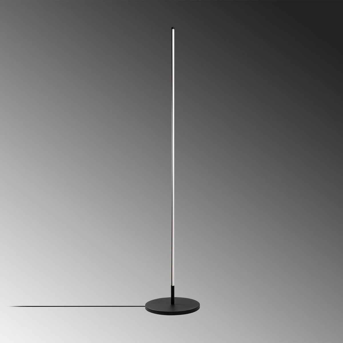 Only Stehleuchte - Schwarz in Schwarz präsentiert im Onlineshop von KAQTU Design AG. Stehleuchte ist von Opviq