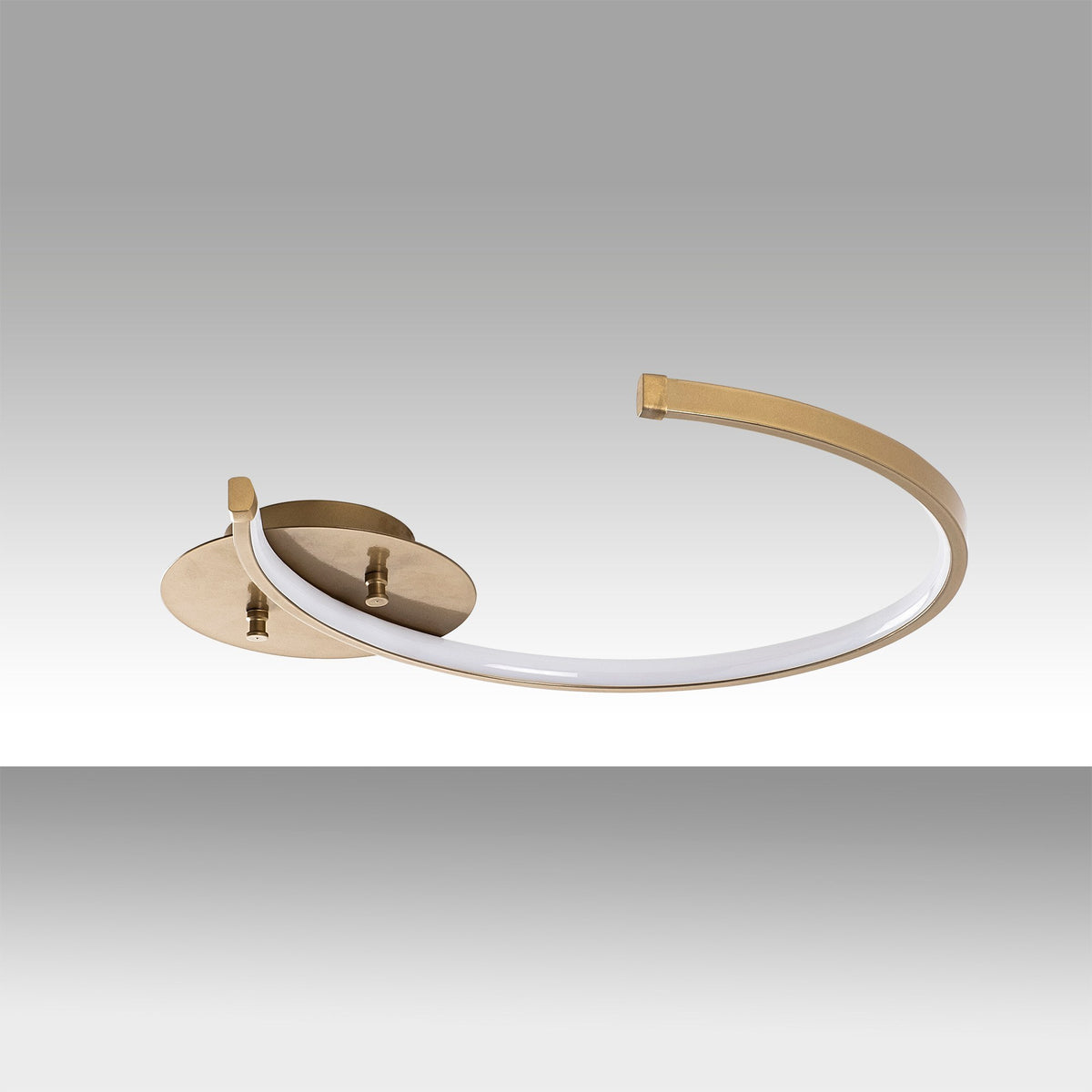 Moon Deckenleuchte - Gold in Gold präsentiert im Onlineshop von KAQTU Design AG. Deckenleuchte ist von Opviq