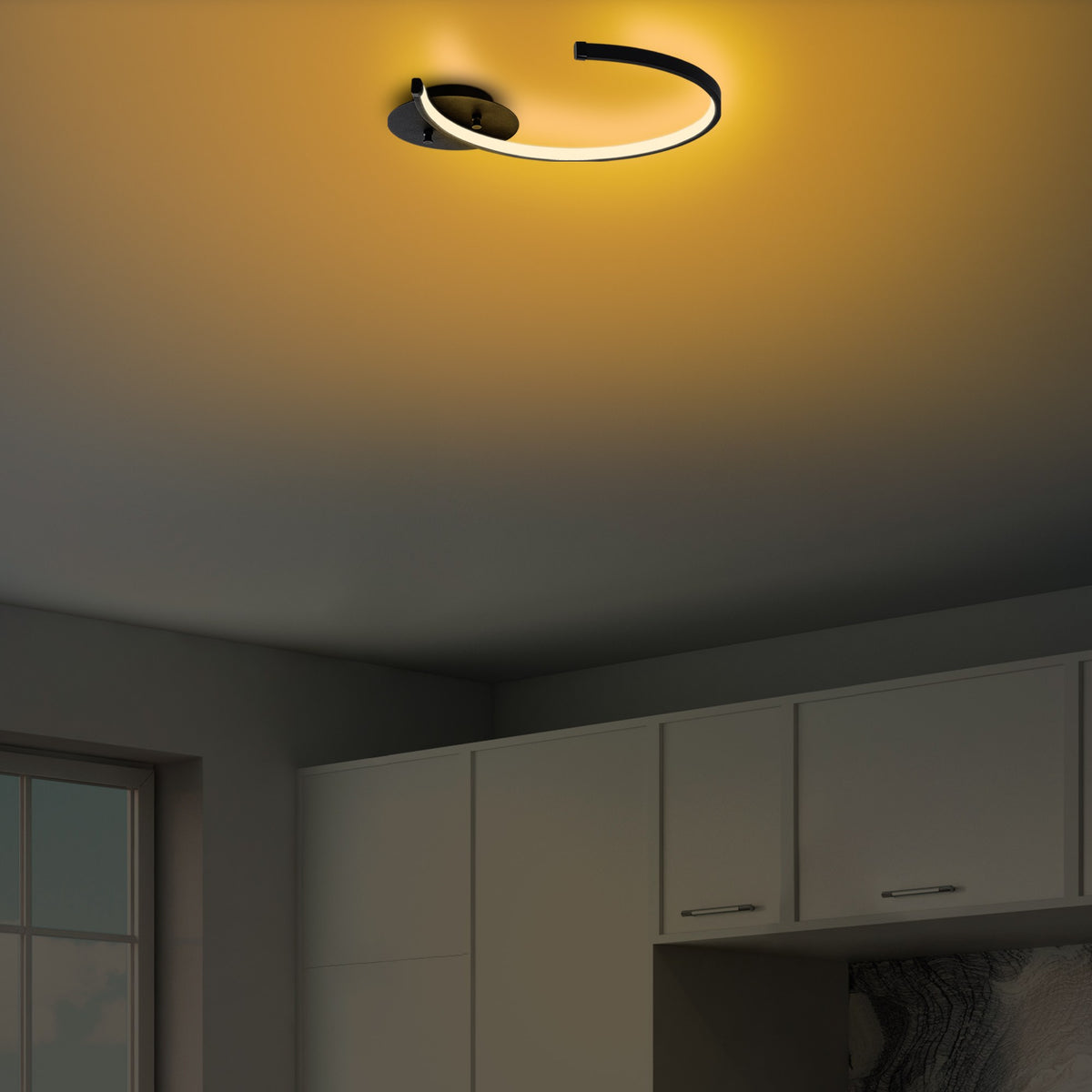 Moon Deckenleuchte - Schwarz in Schwarz präsentiert im Onlineshop von KAQTU Design AG. Deckenleuchte ist von Opviq