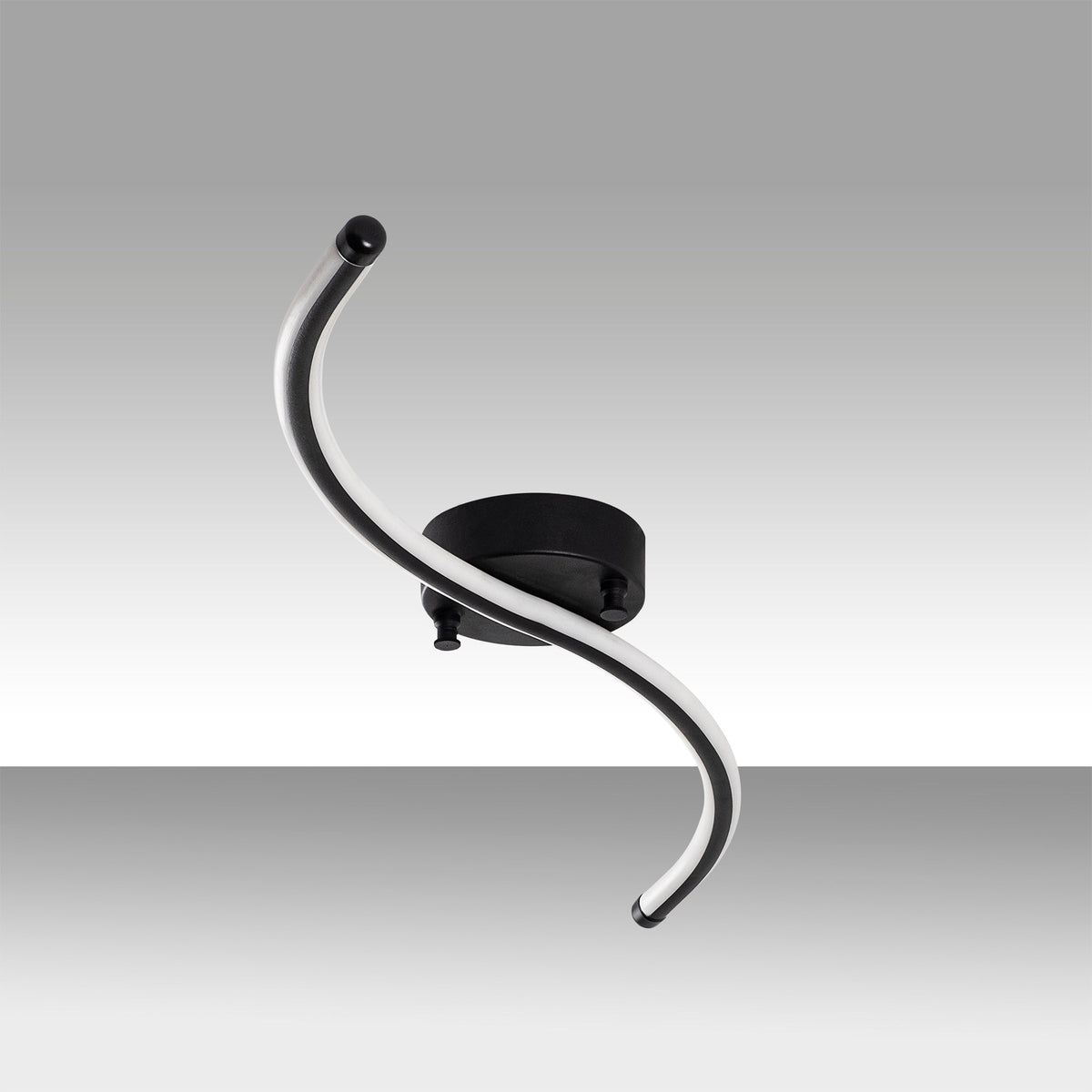 Yılan Deckenleuchte - Schwarz in Schwarz präsentiert im Onlineshop von KAQTU Design AG. Deckenleuchte ist von Opviq